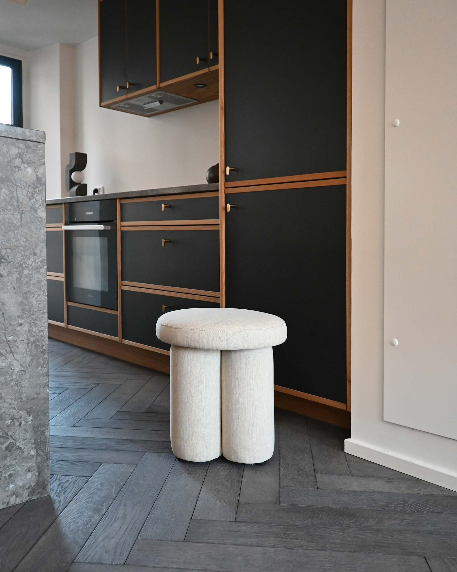 Stolička BIG FOOT teplá šedá