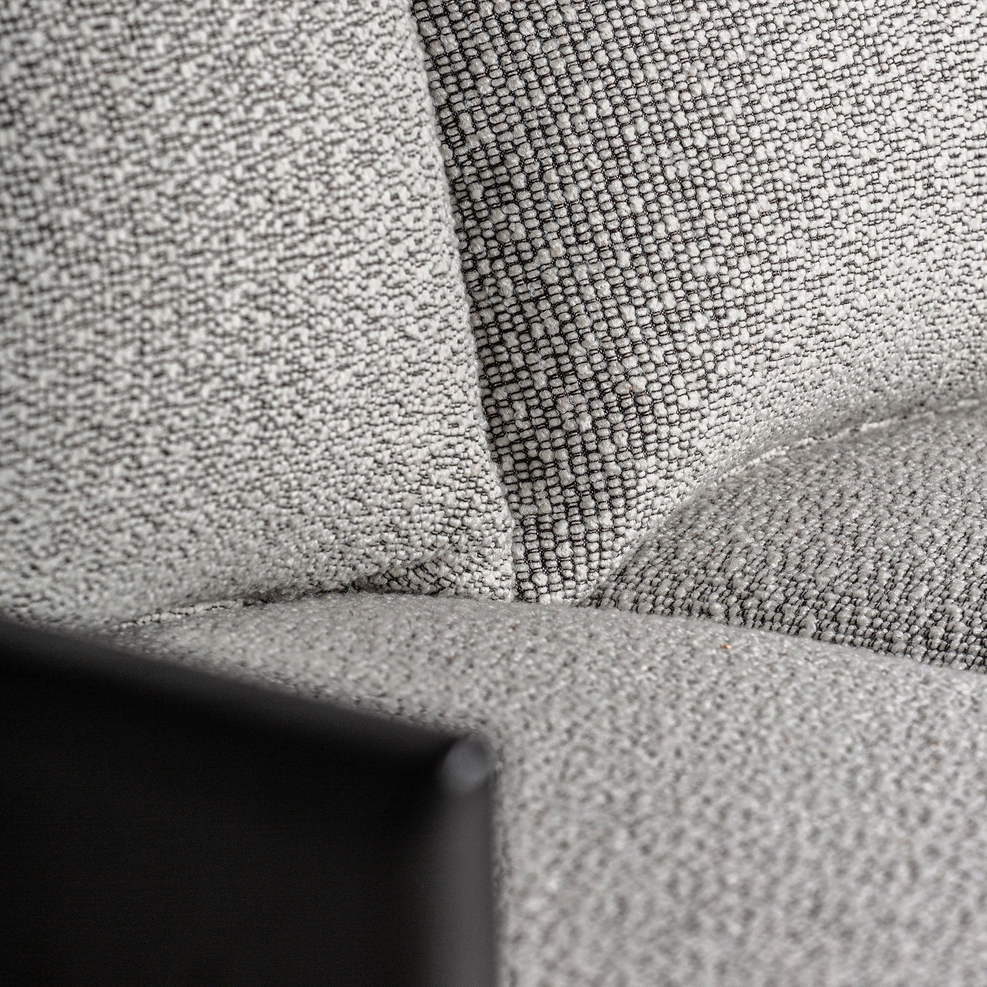 Sofa NARA šedá s čiernym dubovým podstavcom