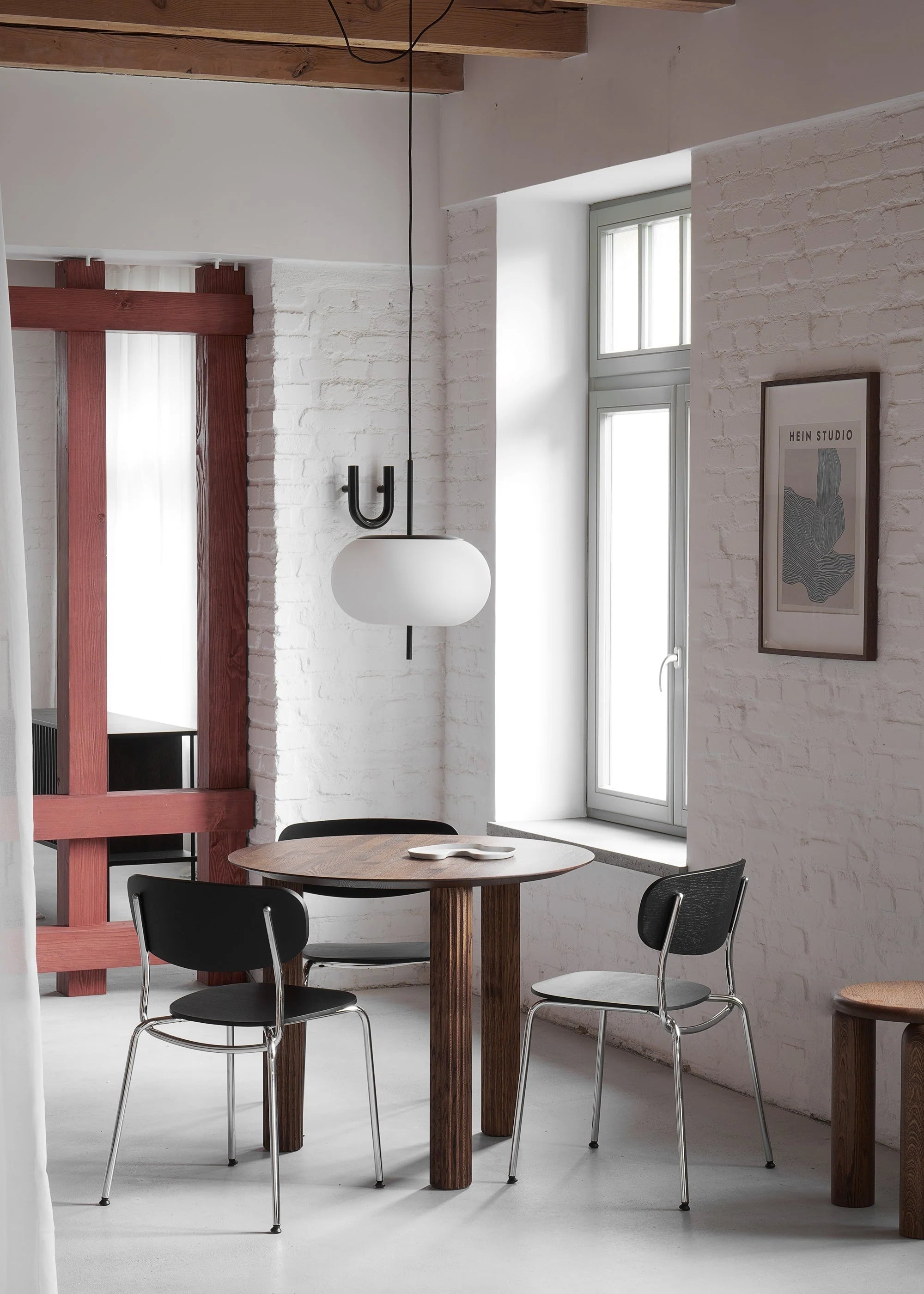 Stolička SPLOT z dubového dreva s čiernym podstavcom