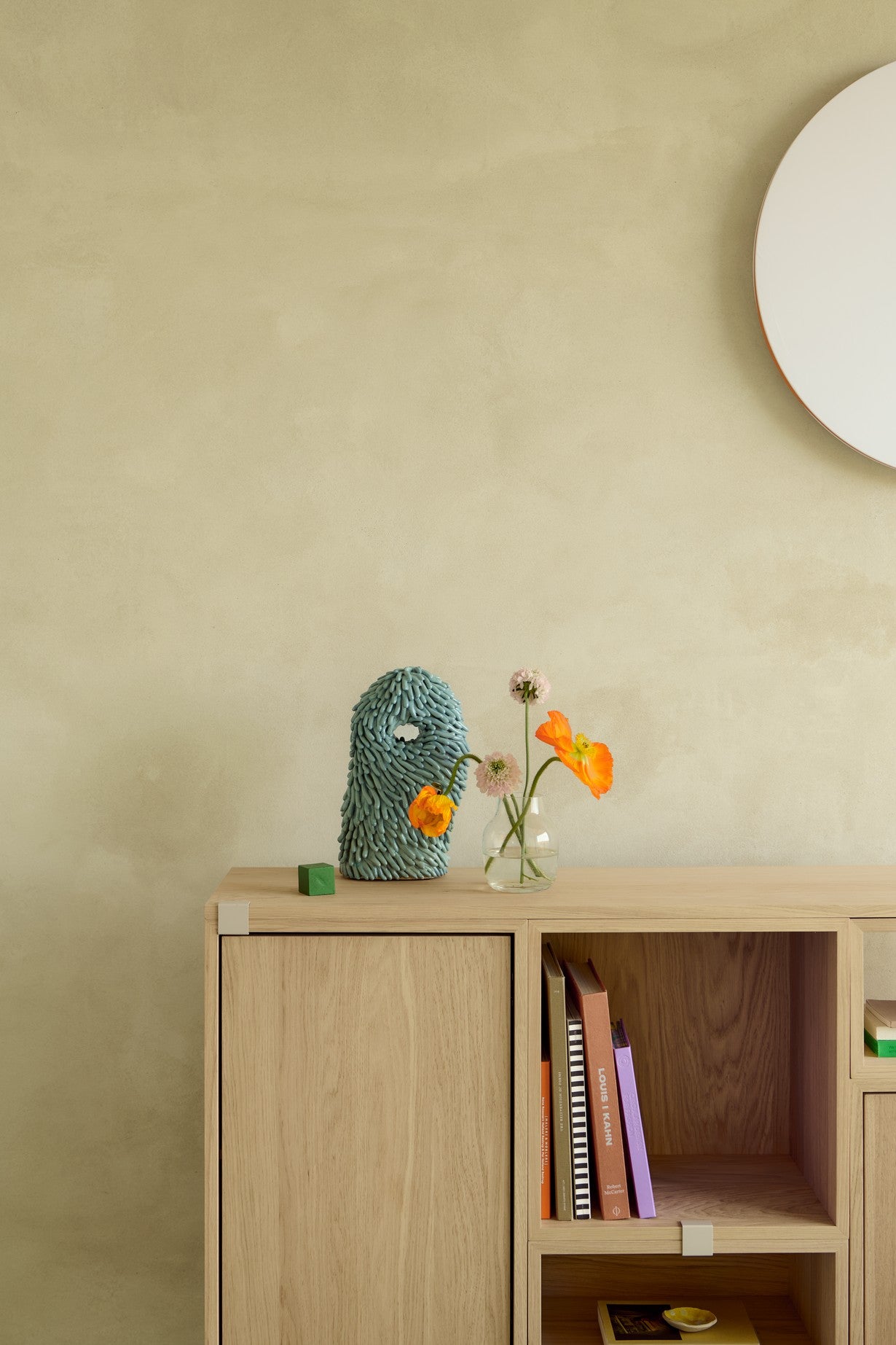 Nástenná lampa CALM biela s oranžovým okrajom