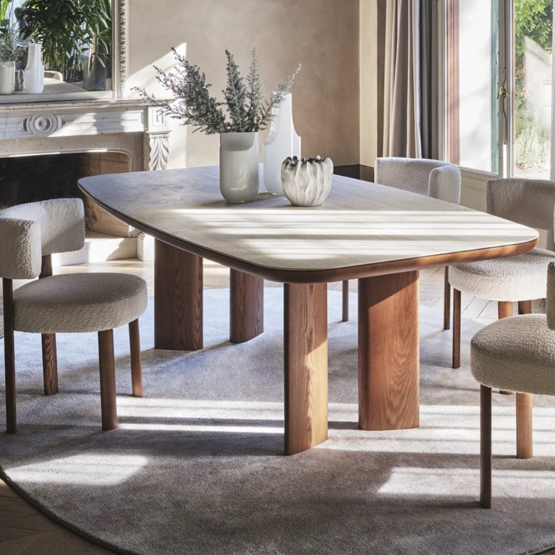 Stół SANDY ceramiczny blat imitujący trawertyn z orzechową podstawą