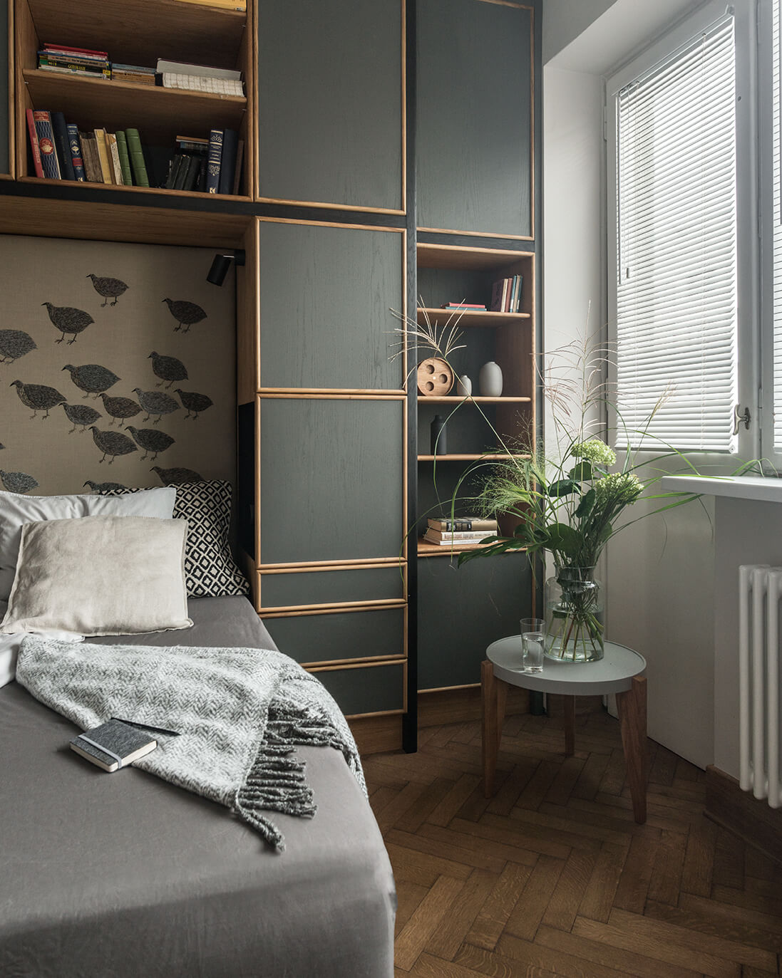 Stolik BONTRI šedý s drevenou základňou