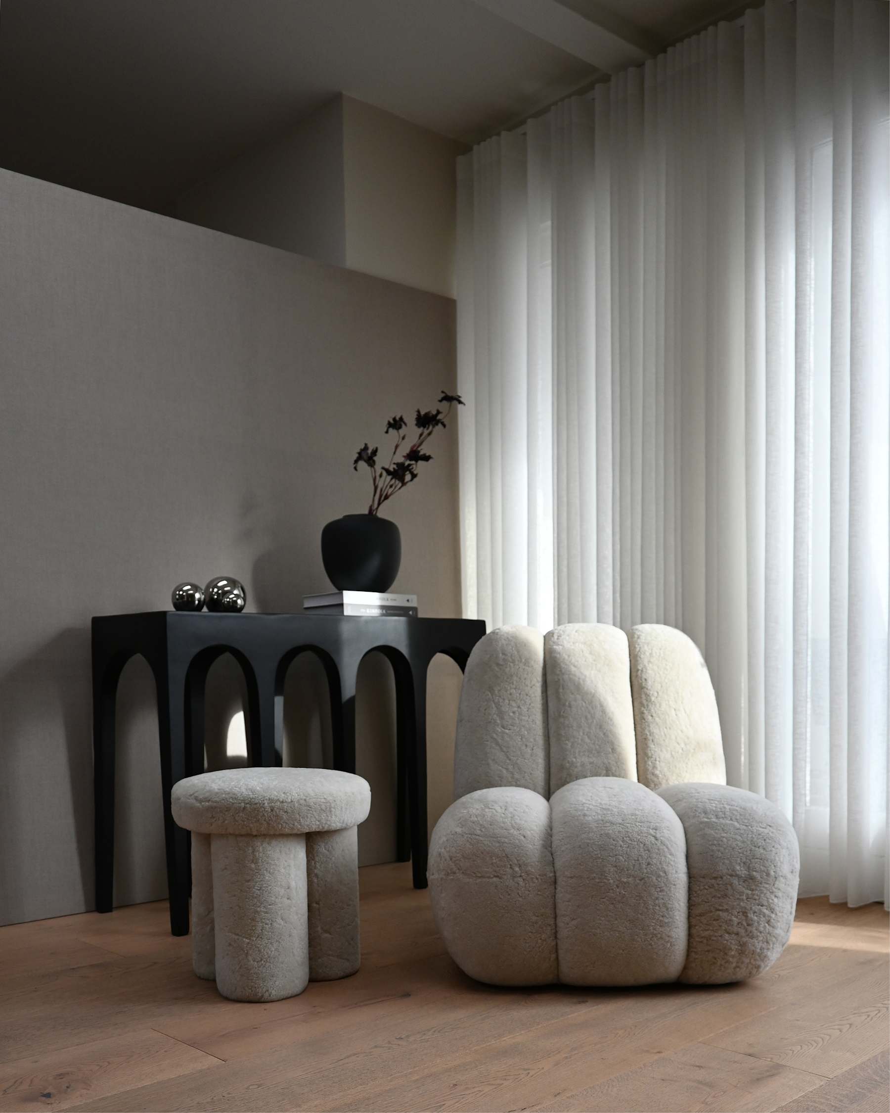 Stolička v tkanine Sheepskin BIG FOOT piesková