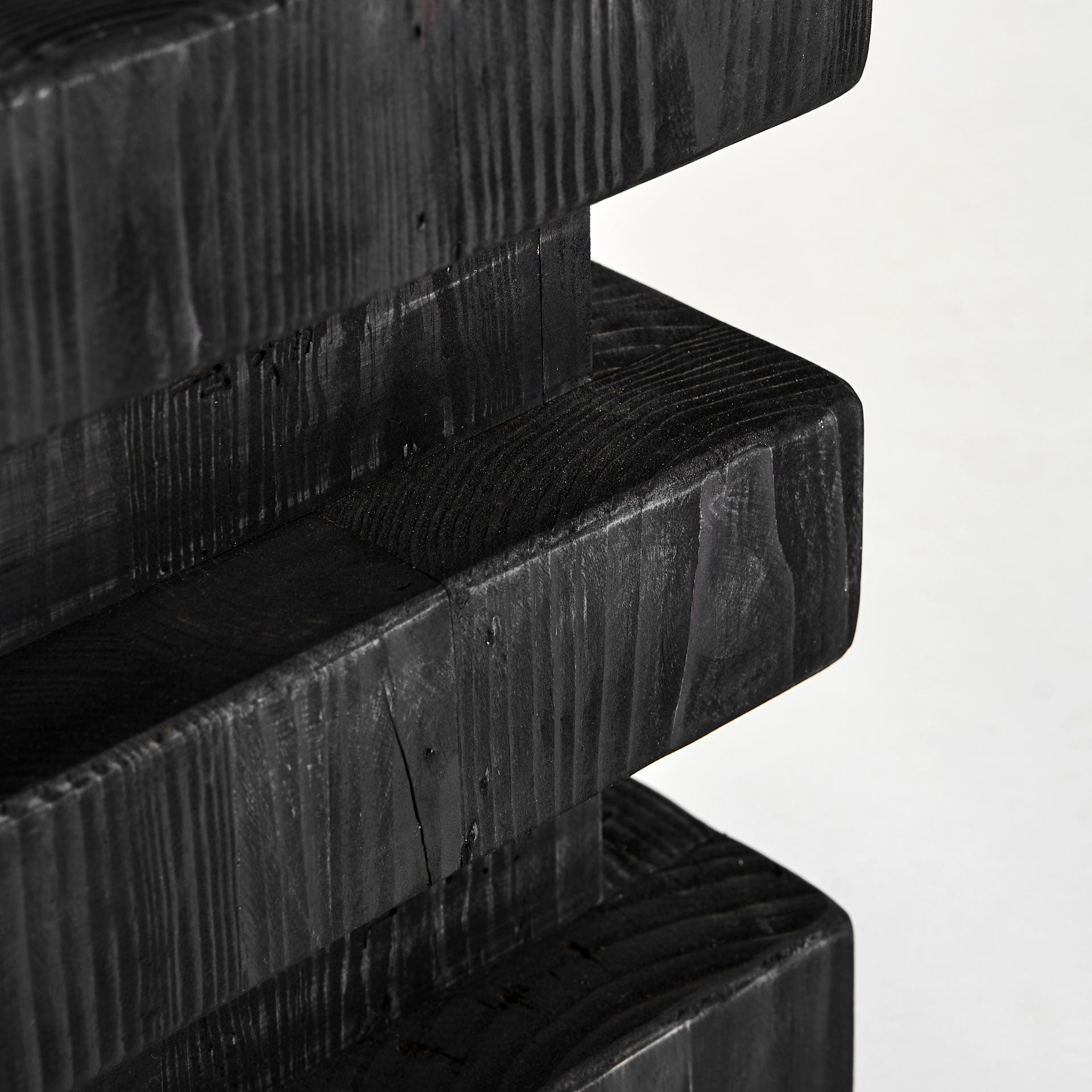 Stolička VIEVY čierne recyklované borovicové drevo