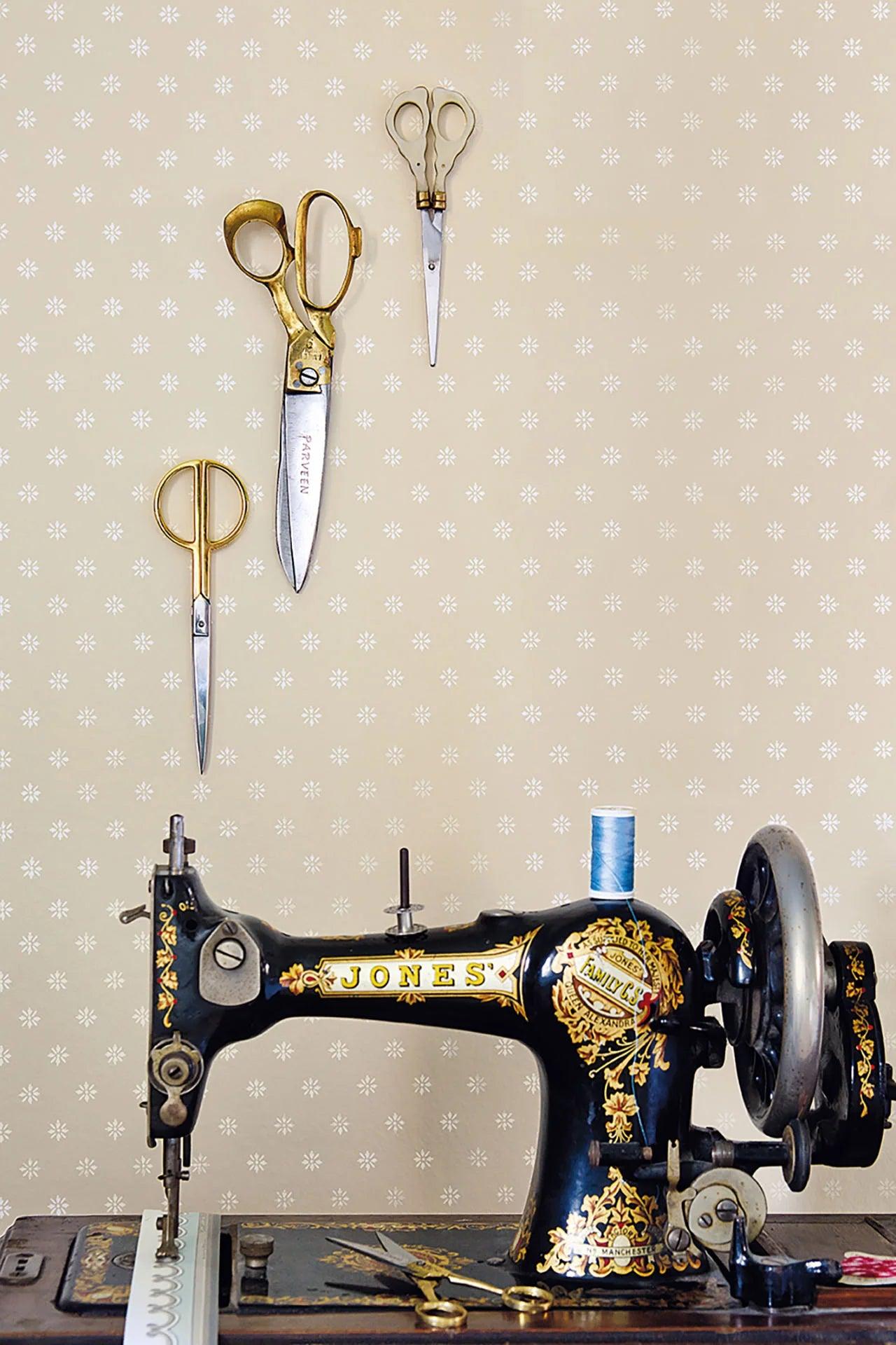 Tapeta s geometrickým vzorom ARCHIVE ANTHOLOGY - Viktoriánska hviezda seledín