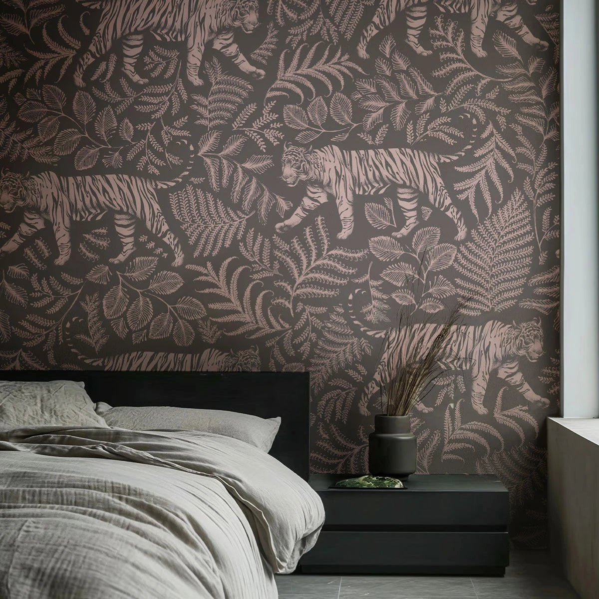 Tapeta s motívom zvierat CAMOUFLAGED TIGER ŠEDÁ RUŽOVÁ