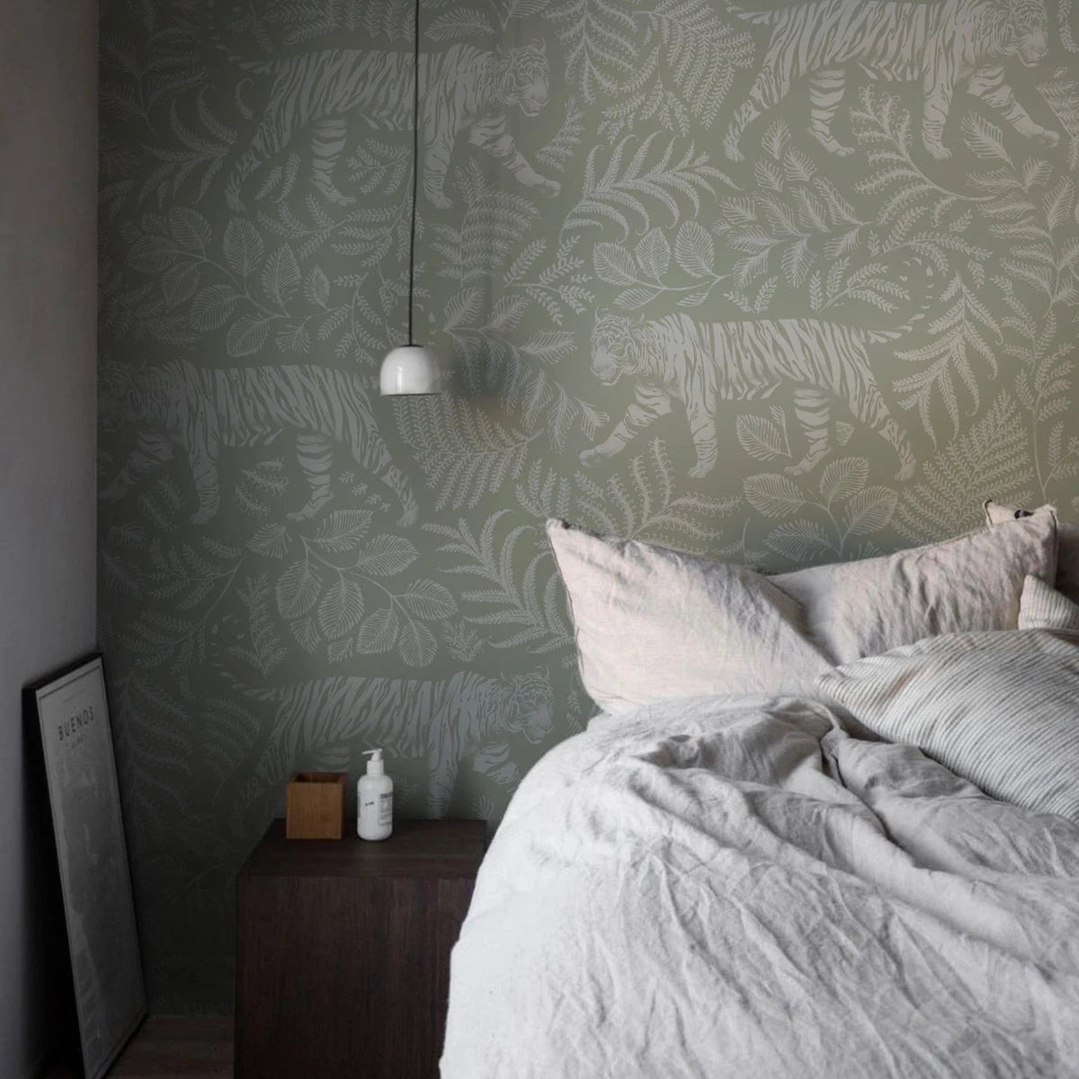 Tapeta s motívom zvierat CAMOUFLAGED TIGER SVETLO ZELENÁ