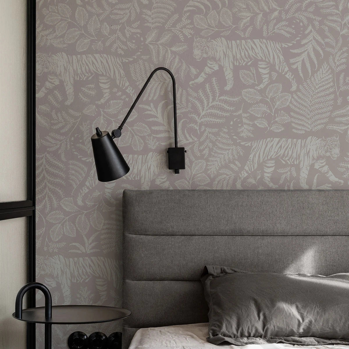 Tapeta s motívom zvierat CAMOUFLAGED TIGER svetloružová