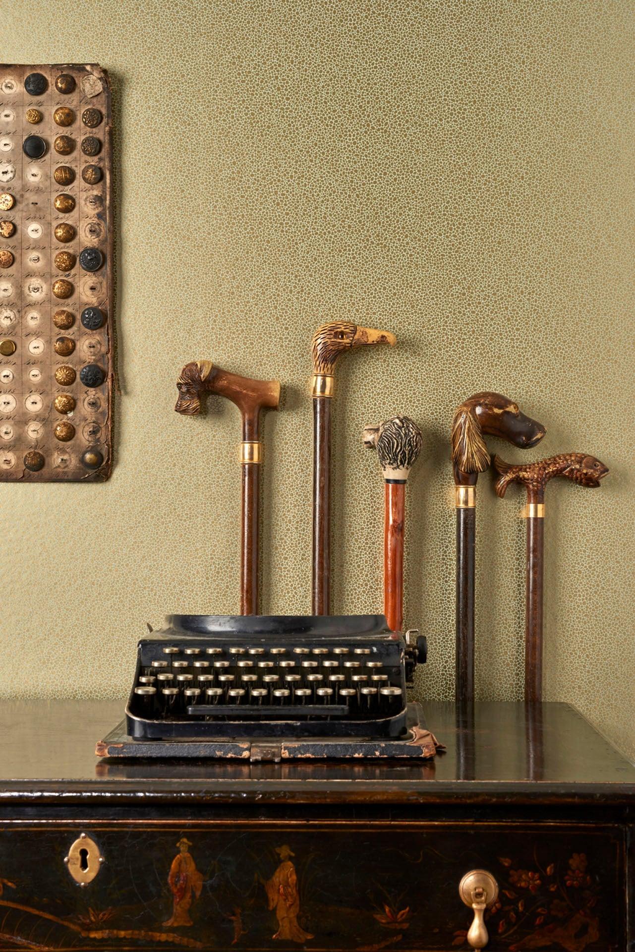 Metalická tapeta s abstraktným mozaikovým vzorom CURIO - Goldstone striebro na čiernom