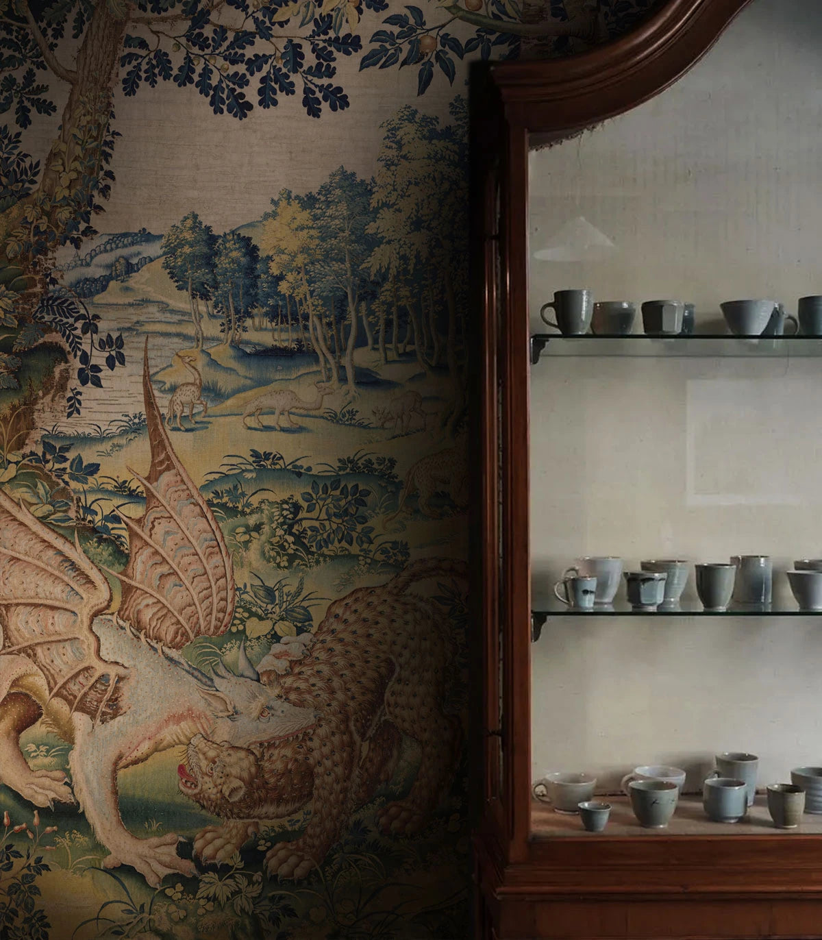 Tapeta s motívom zvierat DRAGON ARRAS pieskový béžový so zelenou