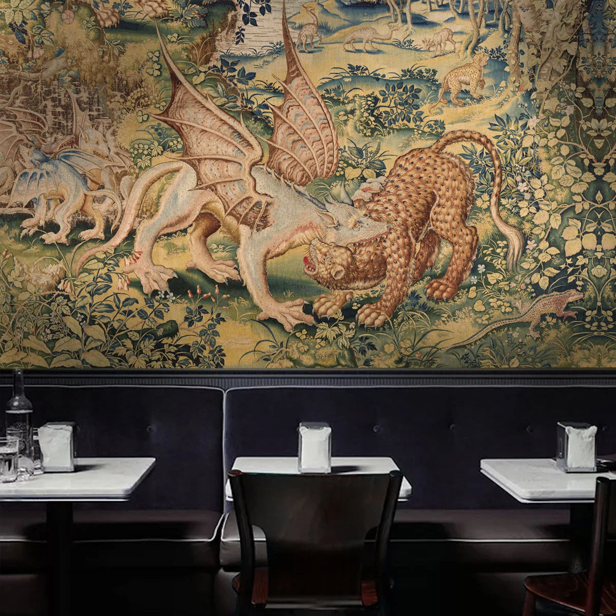 Tapeta s motívom zvierat DRAGON ARRAS pieskový béžový so zelenou