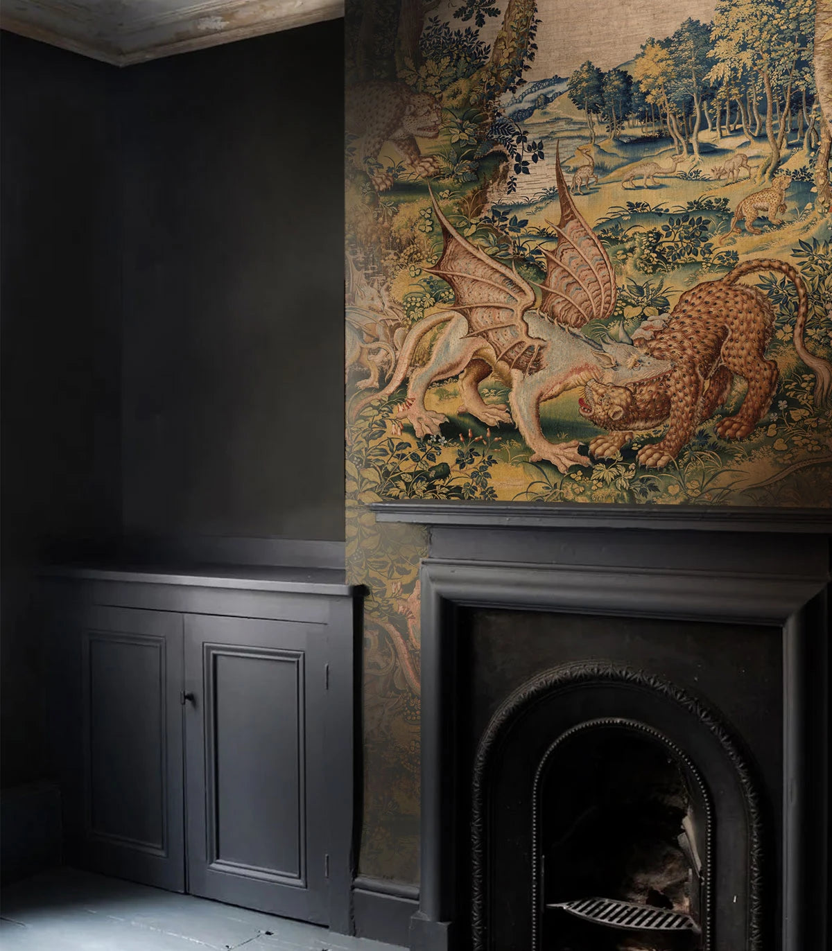 Tapeta s motívom zvierat DRAGON ARRAS pieskový béžový so zelenou