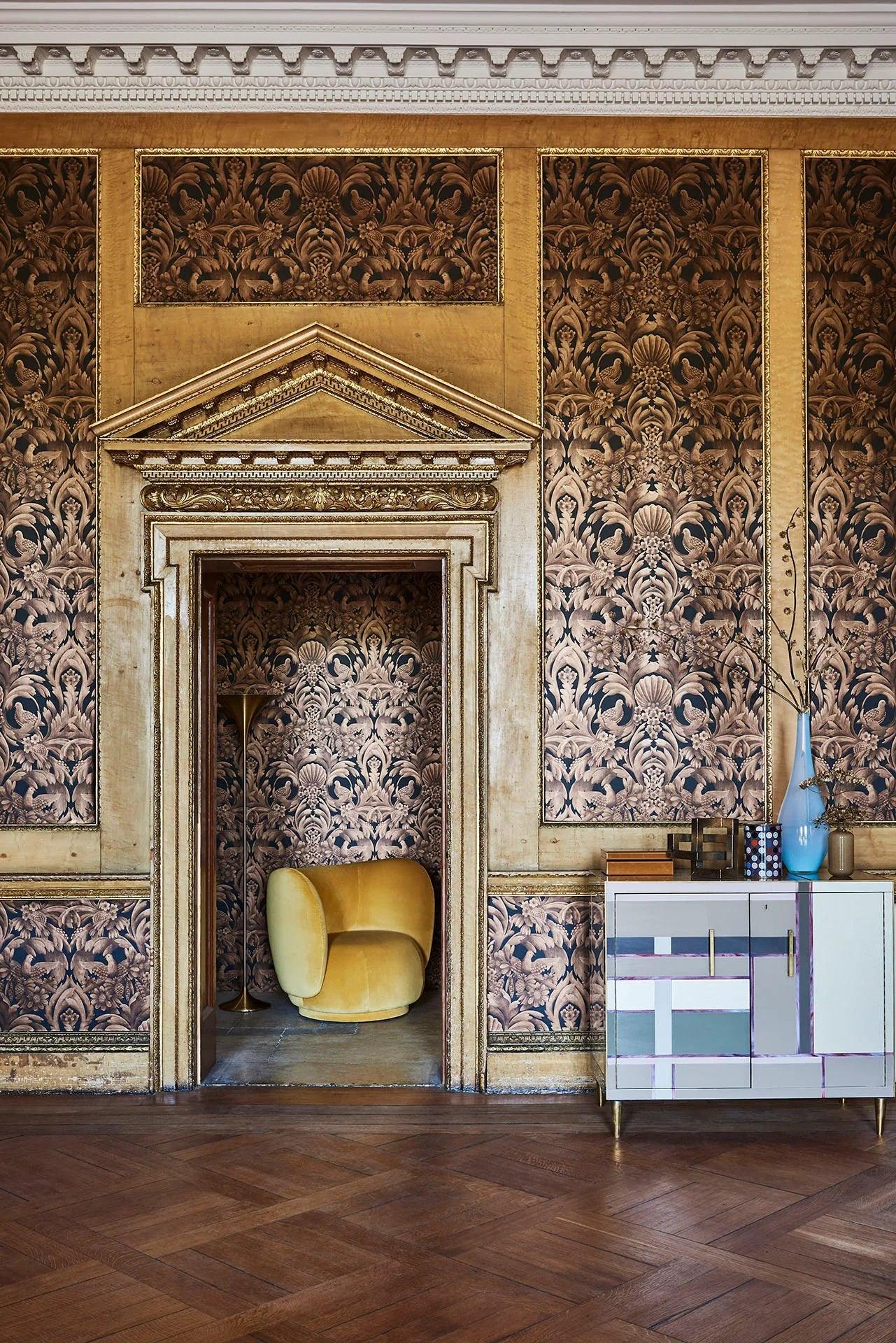 Tapeta s motívom rastlinných a zvieracích ornamentov HRP GREAT MASTERS - Gibbons Carving metalická zlatá