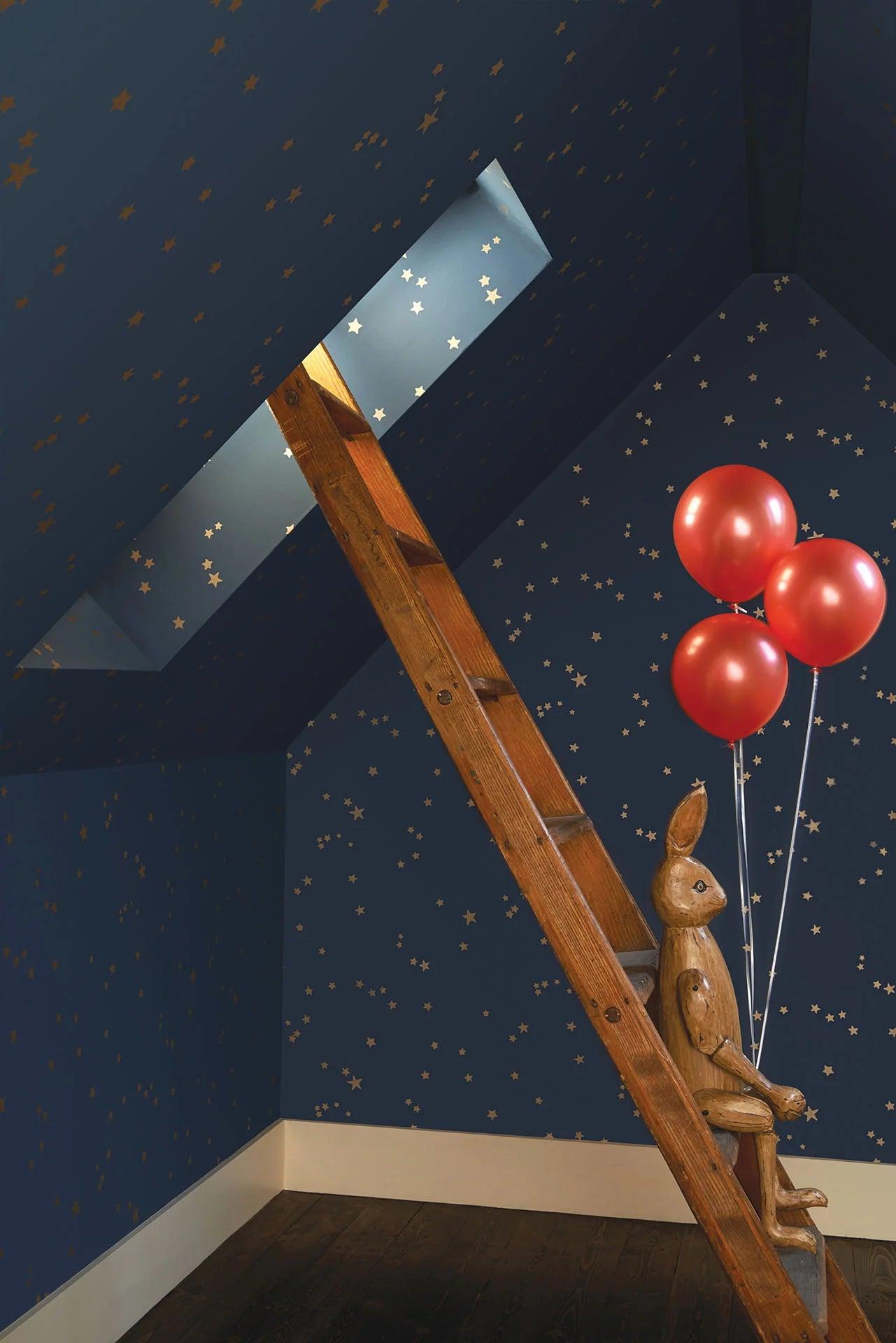 Tapeta s abstraktným vzorom hviezd WHIMSICAL - Stars biela na béžovej