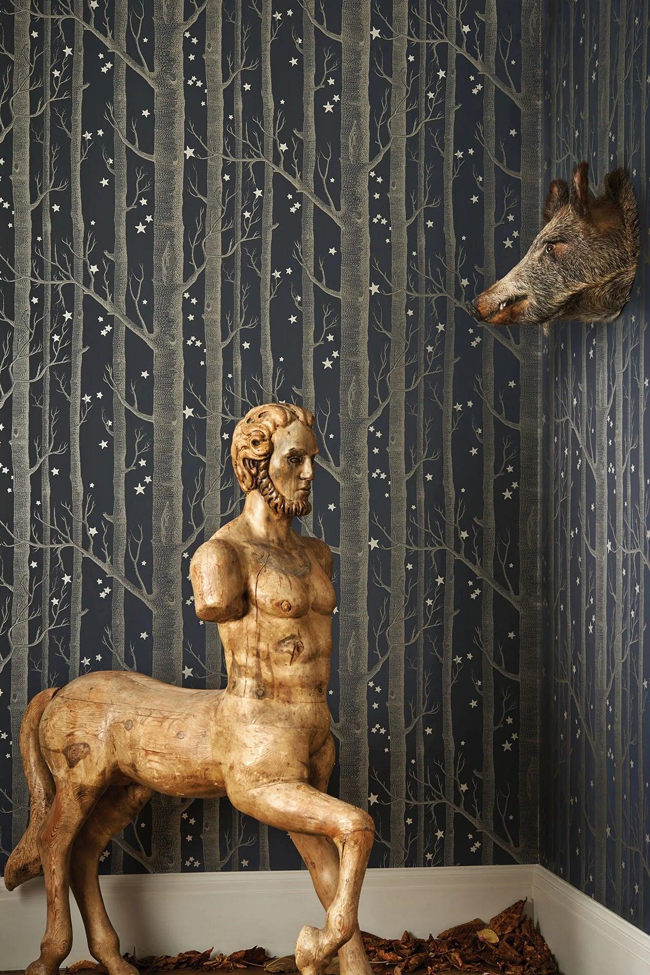 Tapeta s rastlinným motívom stromov a lesa WHIMSICAL - Woods & Stars granátová