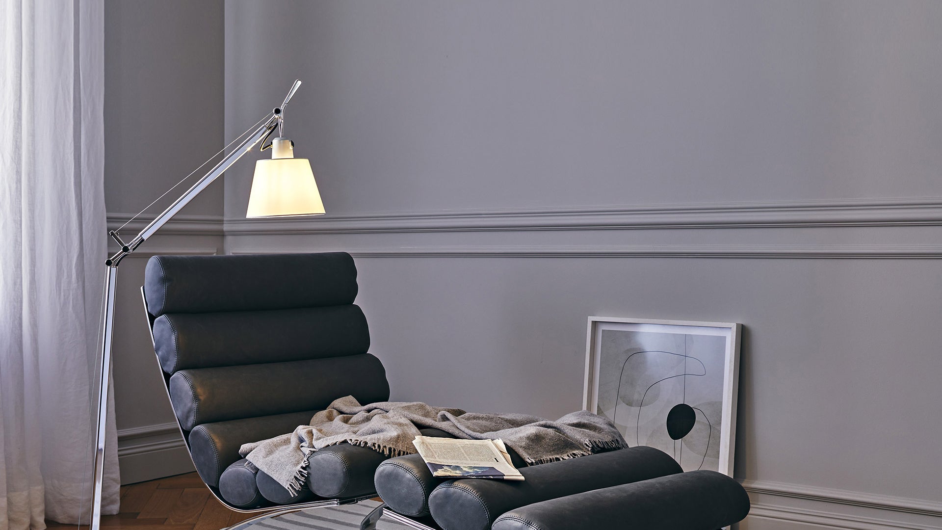 Stojaca lampa na čítanie TOLOMEO BASCULANTE s pergamenovým tienidlo a strieborným podstavcom