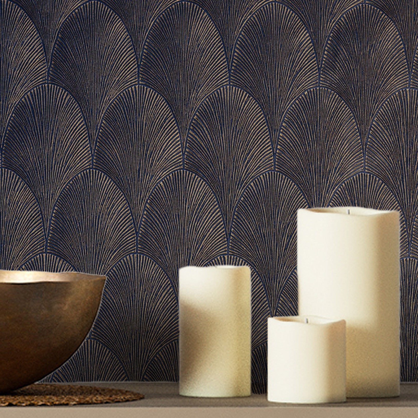 Metalická tapeta s geometrickým vzorom TOURMALINE - MARINE/DORE granátová so zlatou