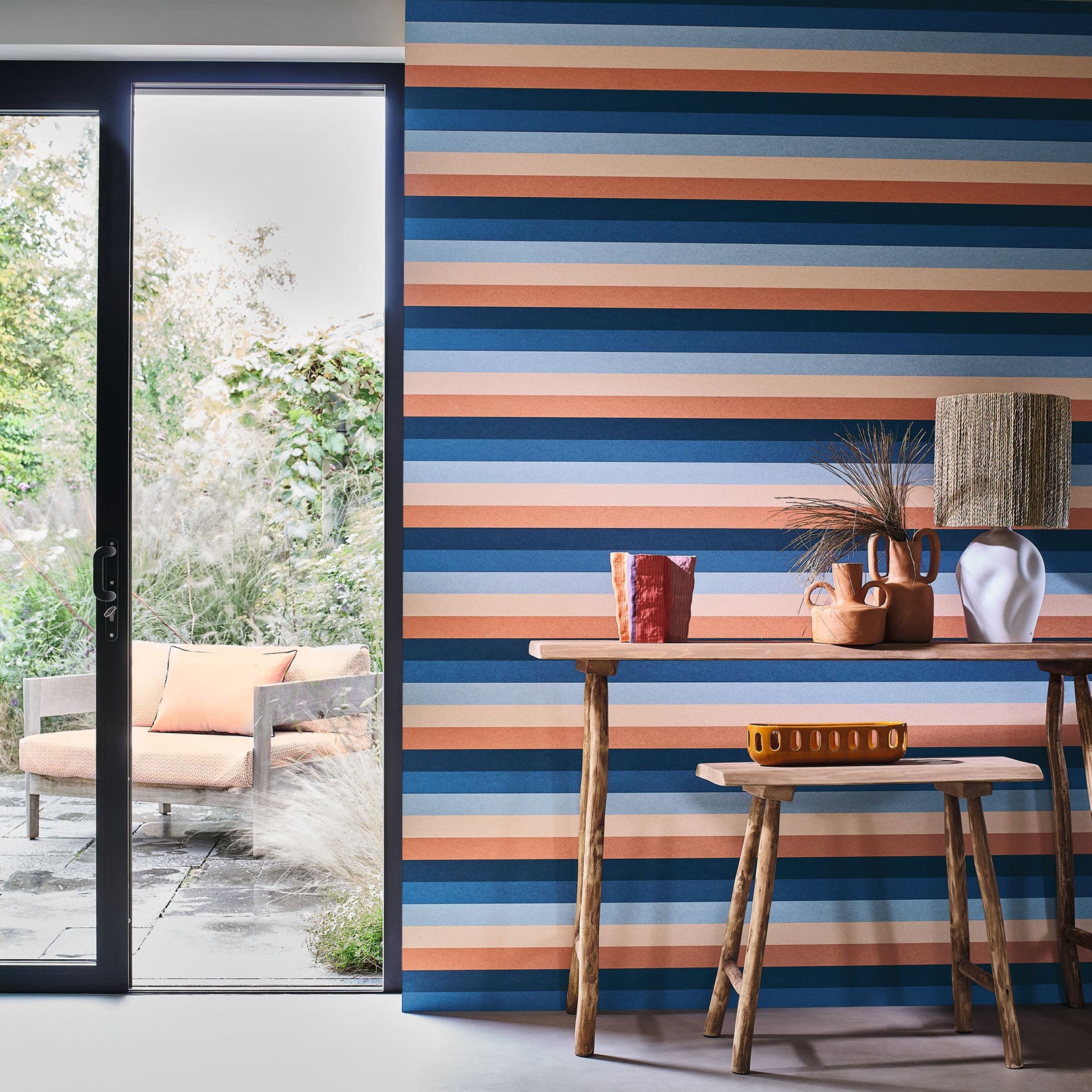 Štruktúrovaná tapeta s pruhmi TRANSAT - MARINE/CORAIL tmavomodrá s koralovou