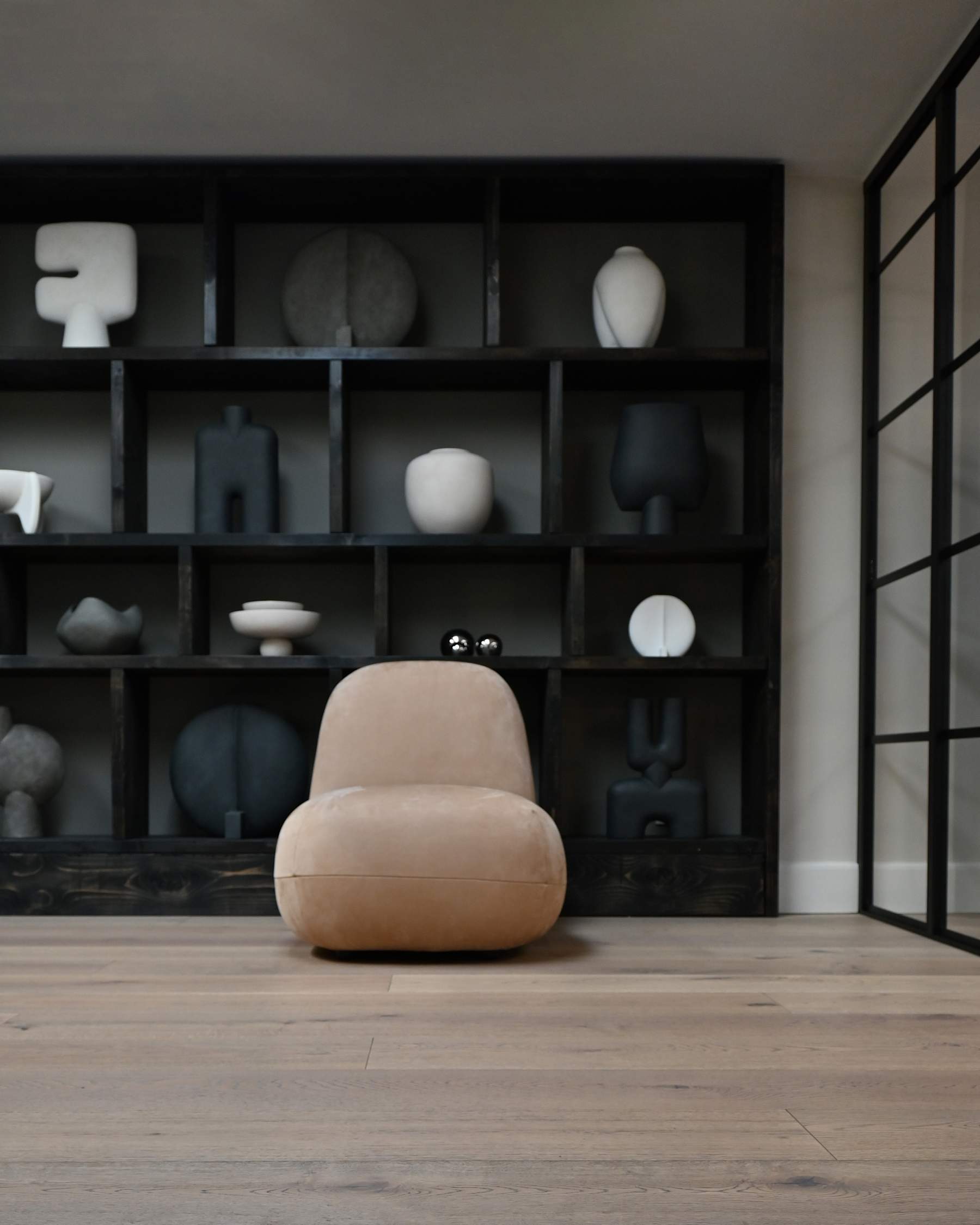 Fotel bez podložiek TOE FLAT béžová nubuková koža