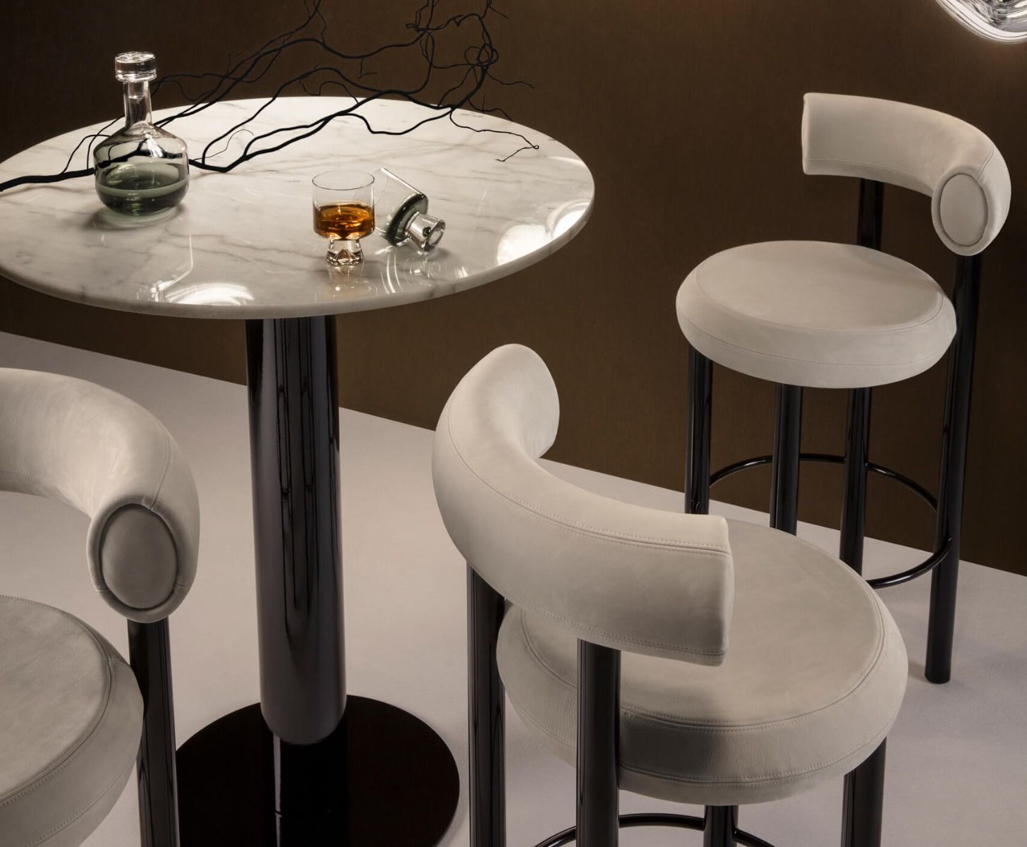 Kruhový stôl TUBE biely mramor s čiernym podstavcom