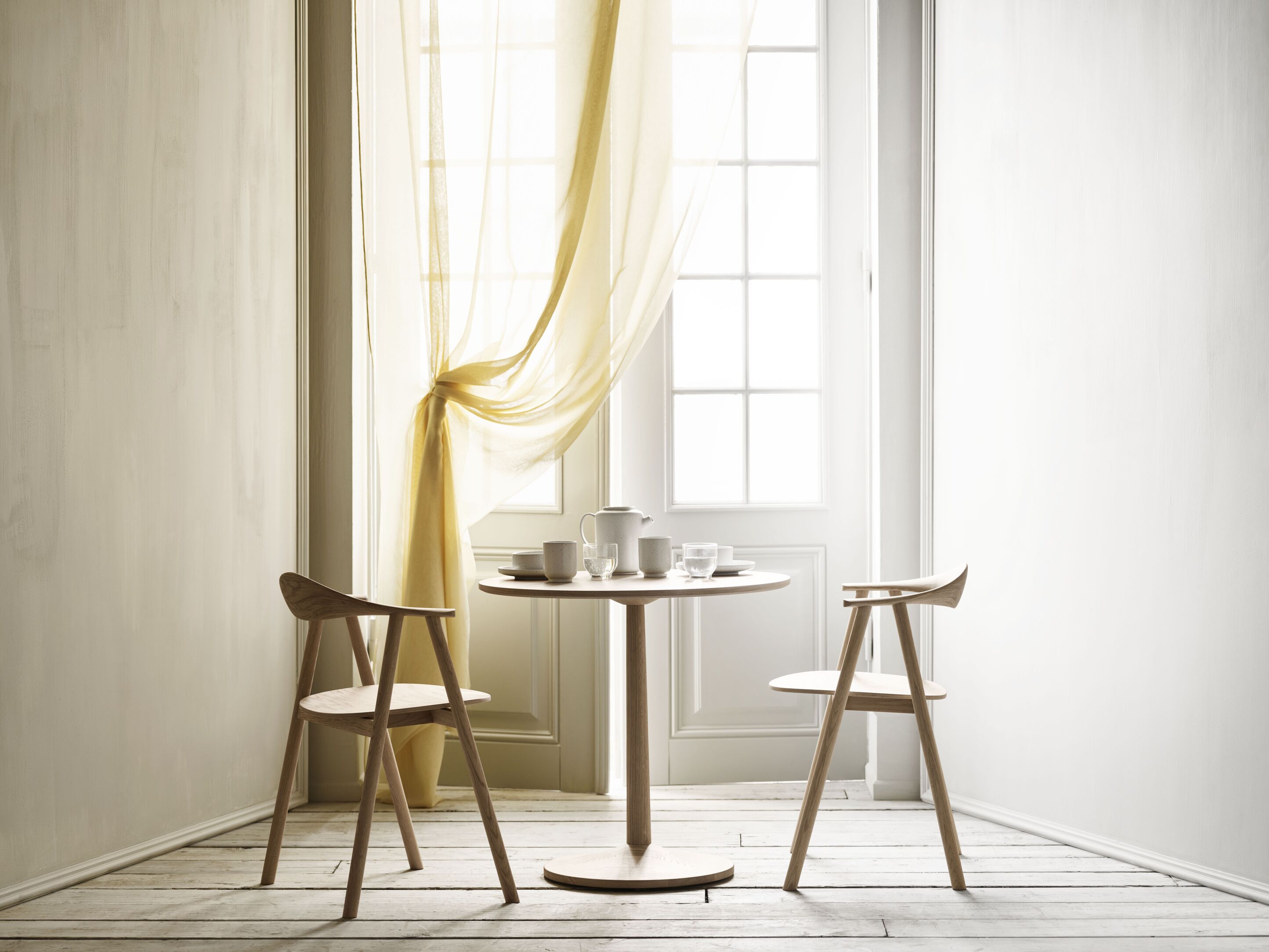 Okrúhly stôl TURNED z dubového dyhy