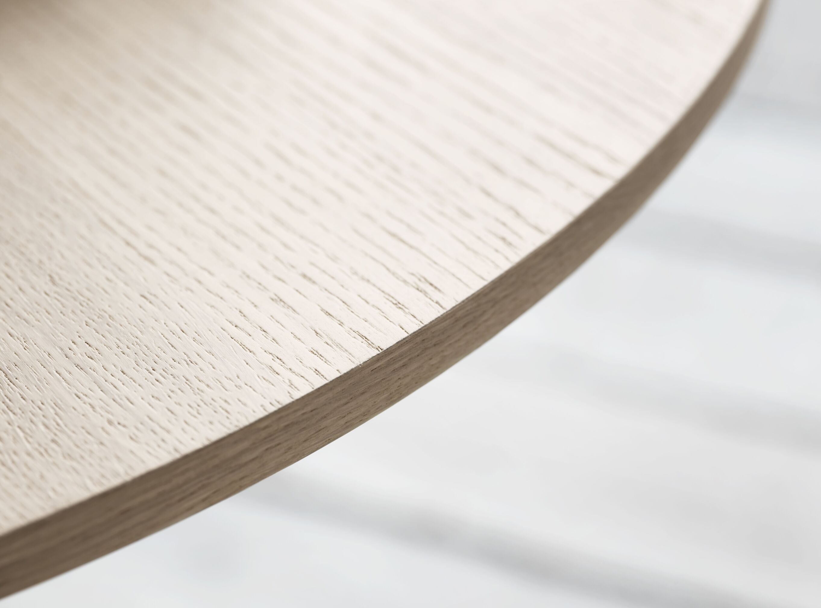 Okrúhly stôl TURNED z dubového dyhy