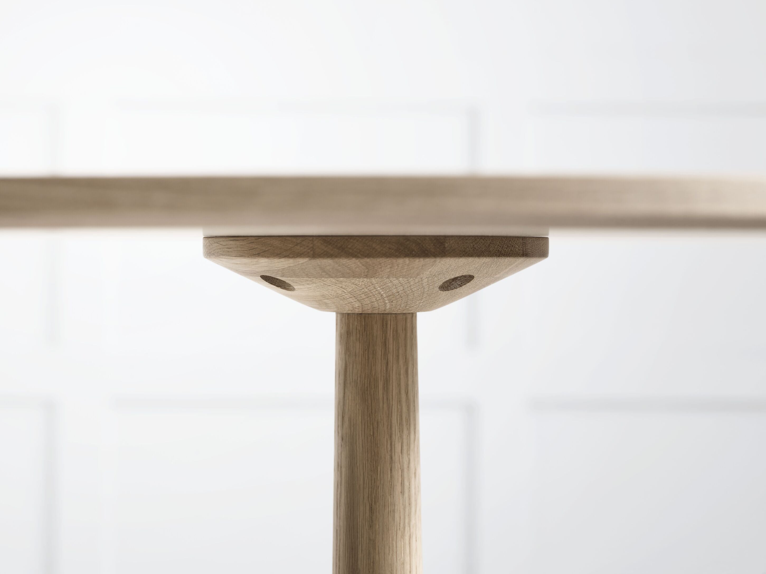 Okrúhly stôl TURNED z dubového dyhy