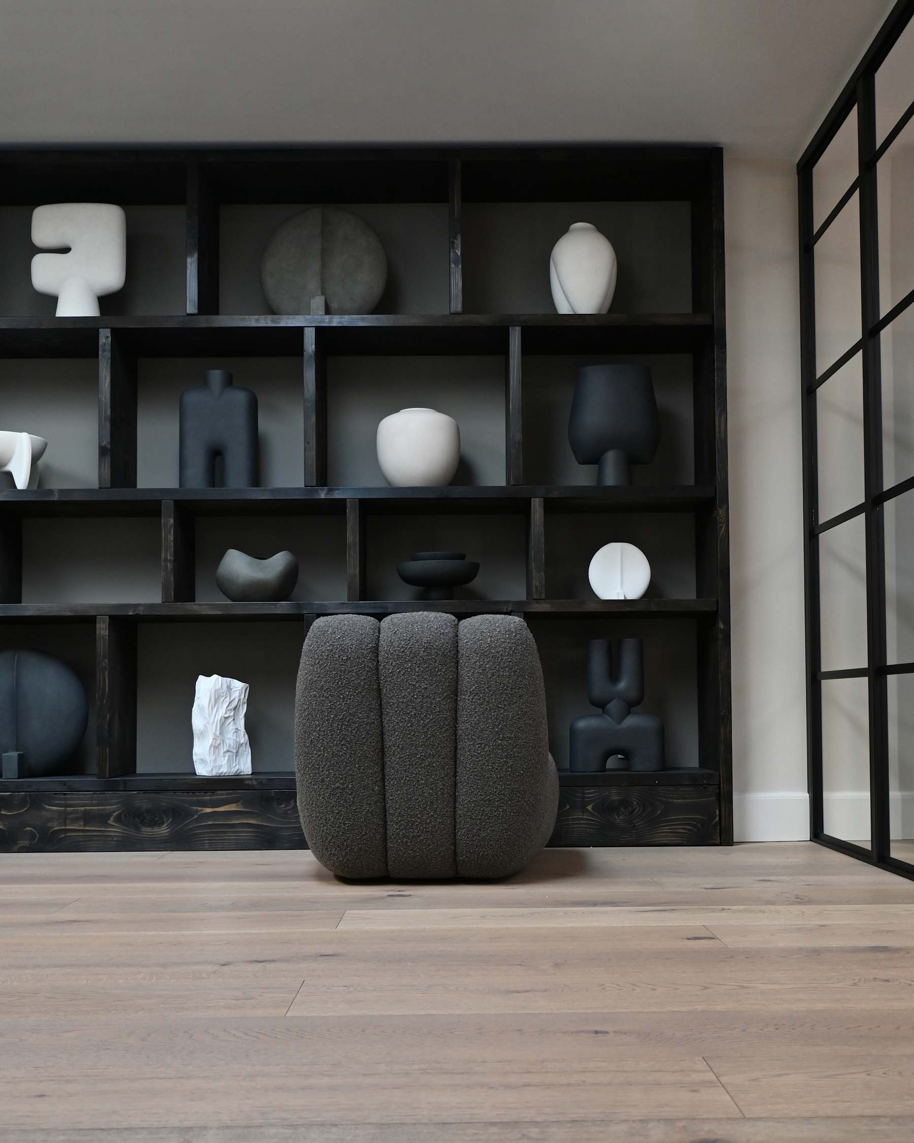 Fotel TOE šedo-hnedý bouclé