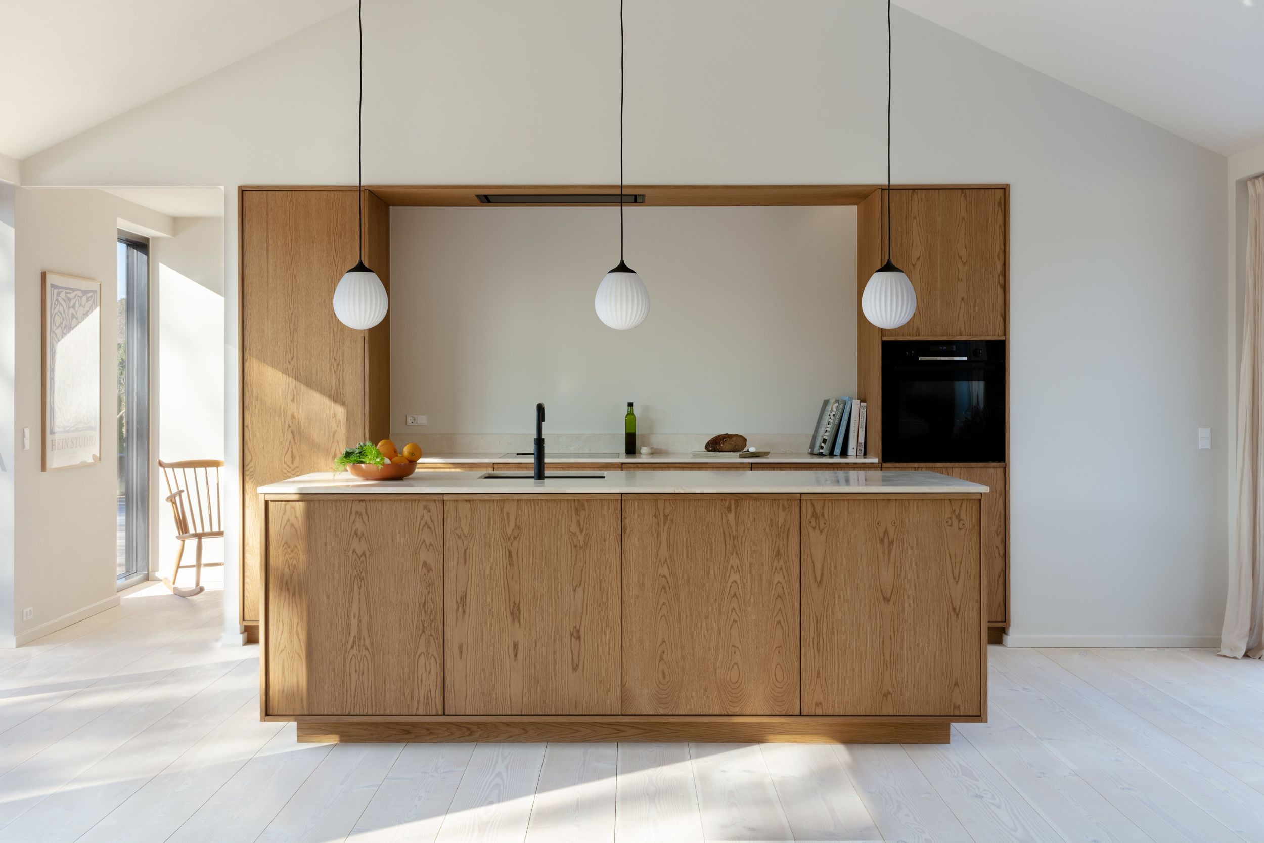 AROUND THE WORLD milk glass shade with black base