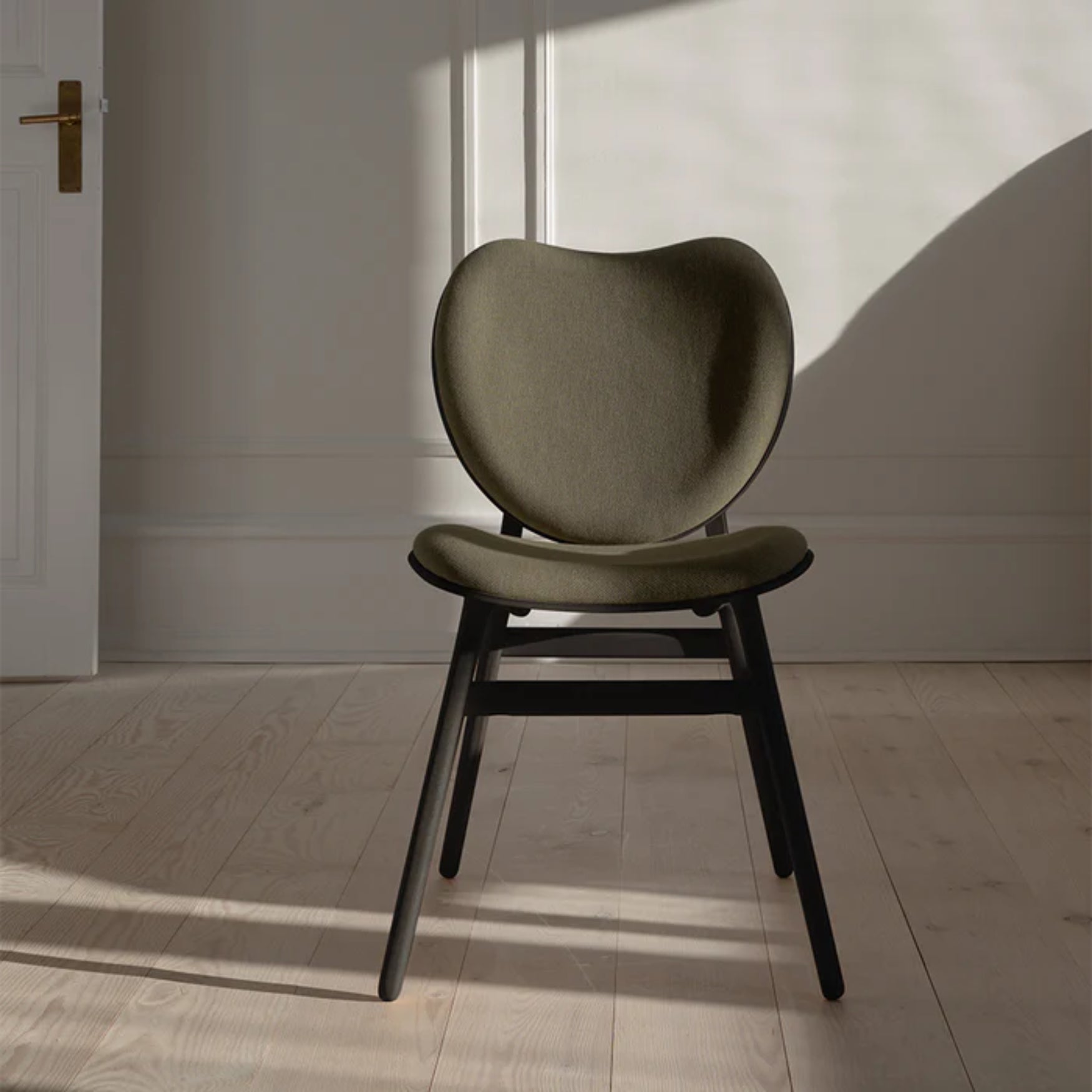 Stolička CONVERSATION zelená s čiernym dubovým podstavcom