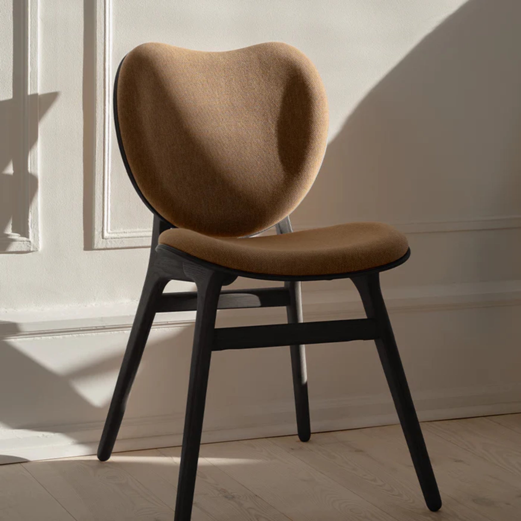 Stolička CONVERSATION hnedá s čiernym dubovým podstavcom