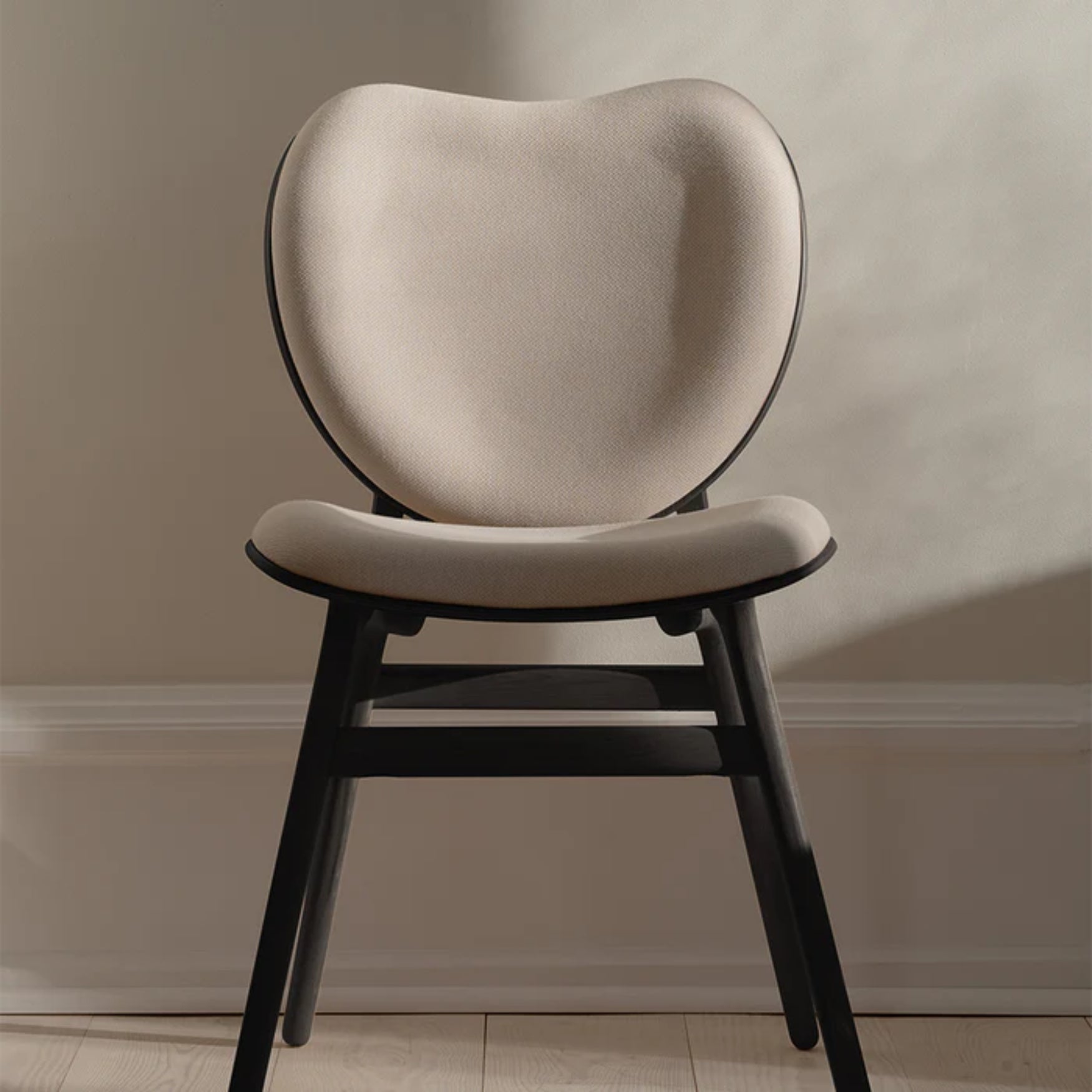 CONVERSATION chair sand with black oak base