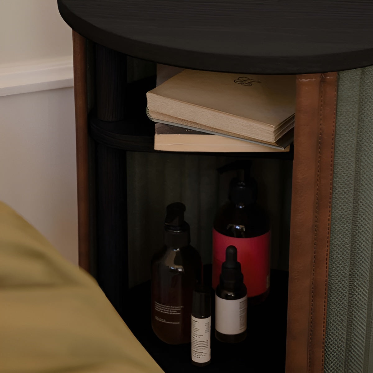 Bočný stolík AUDACIOUS zelený s čiernym dubom