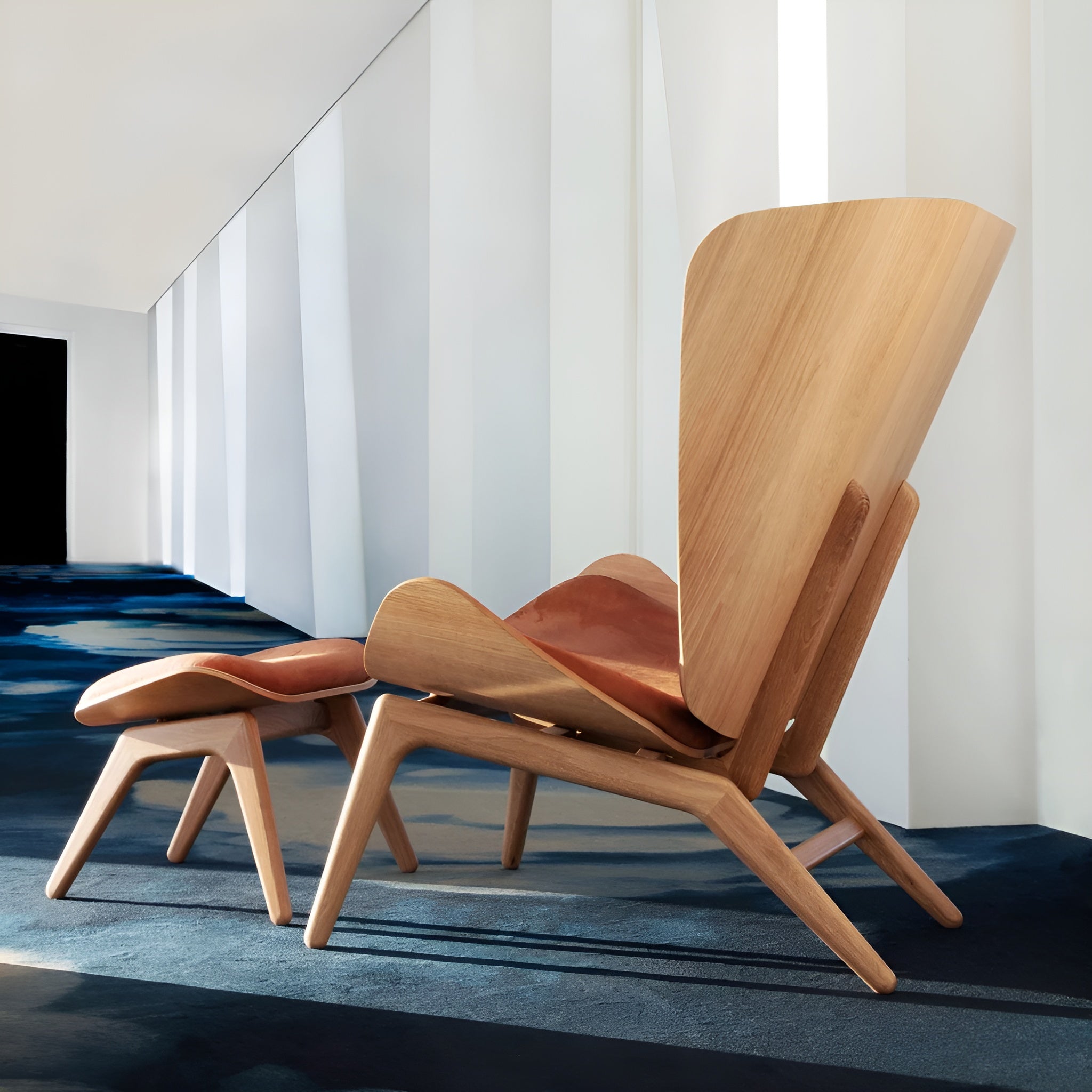 Podnožník READER z koženky v odtieni koňak s dubovou základňou