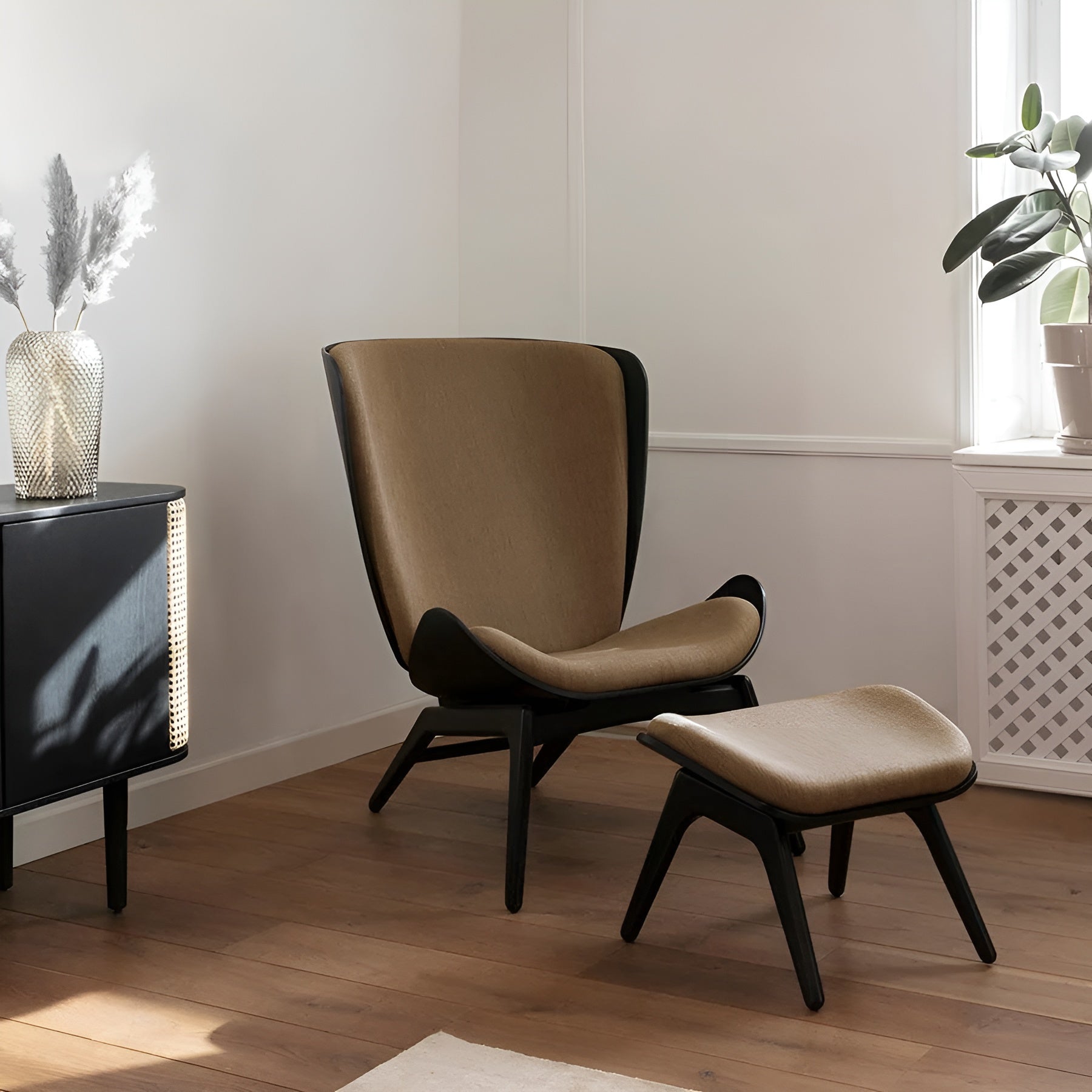 Podnožník READER z koženky v odtieni koňaku s tmavým dubovým podstavcom