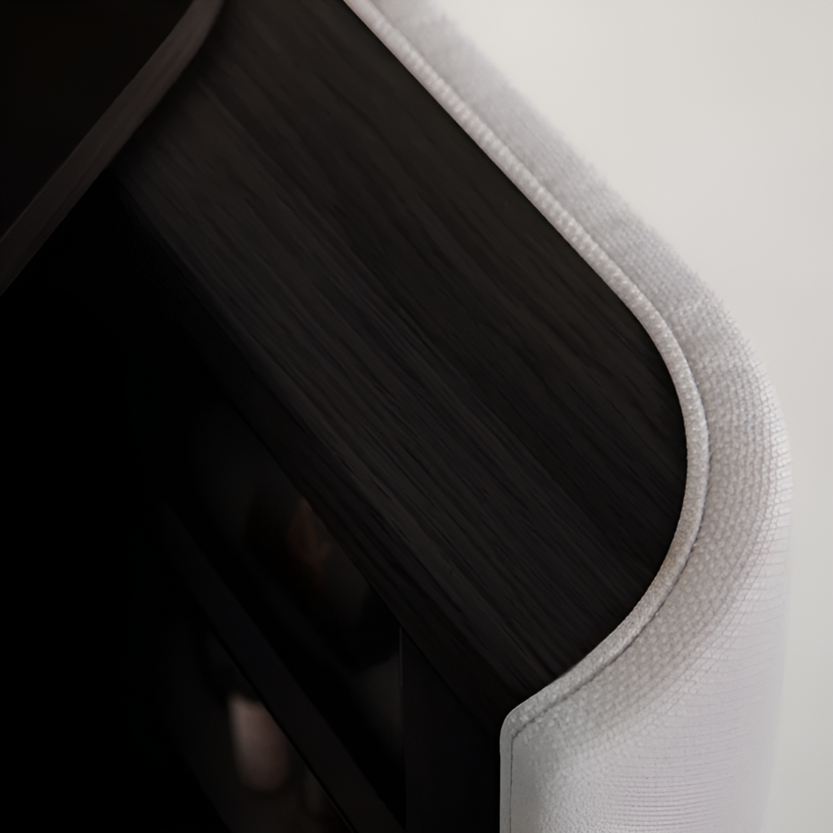 Skriňa TREASURES zlomená biela s čiernym podstavcom