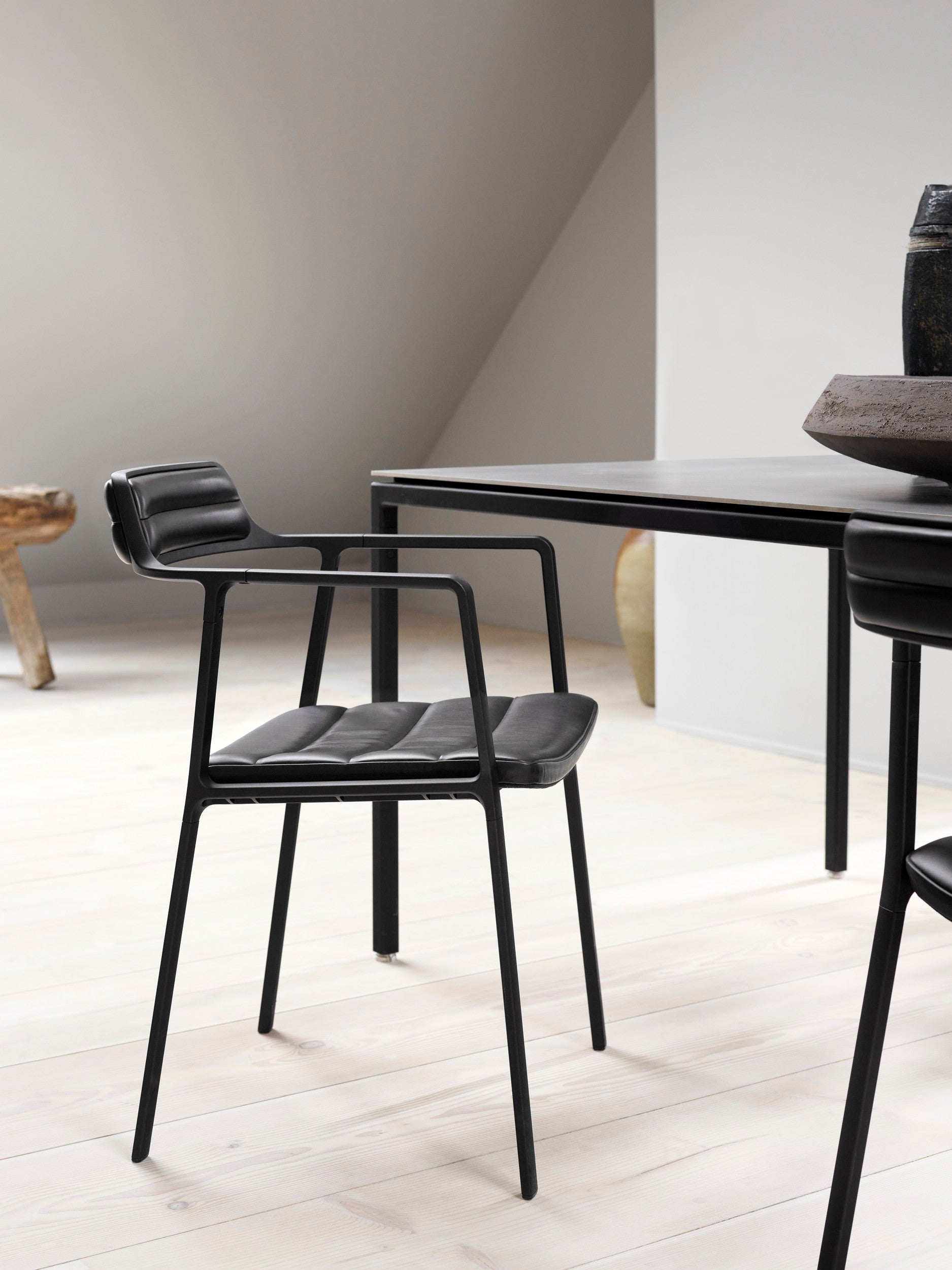 Chair 451 caramel leather with metal base