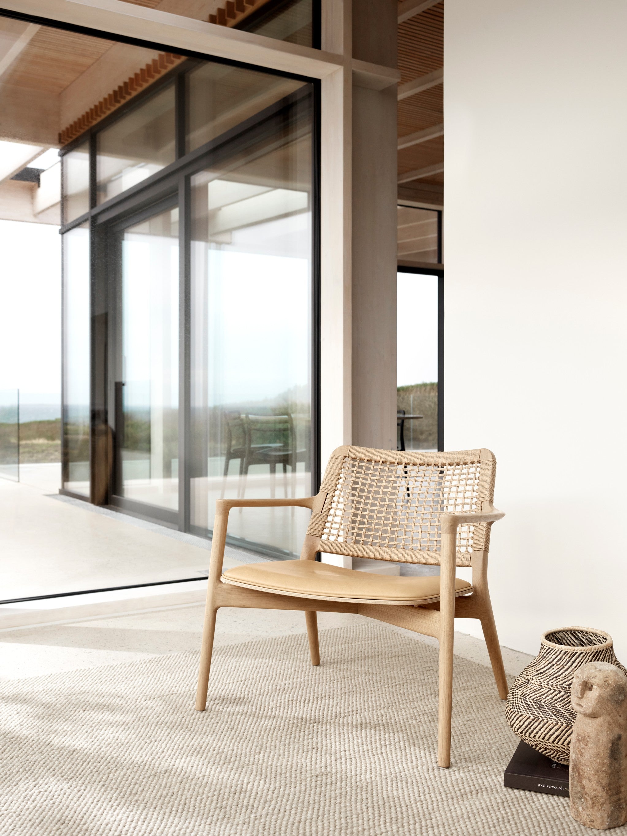 CABIN armchair in caramel leather with a light oak base [Antonina] [Amelia spr]