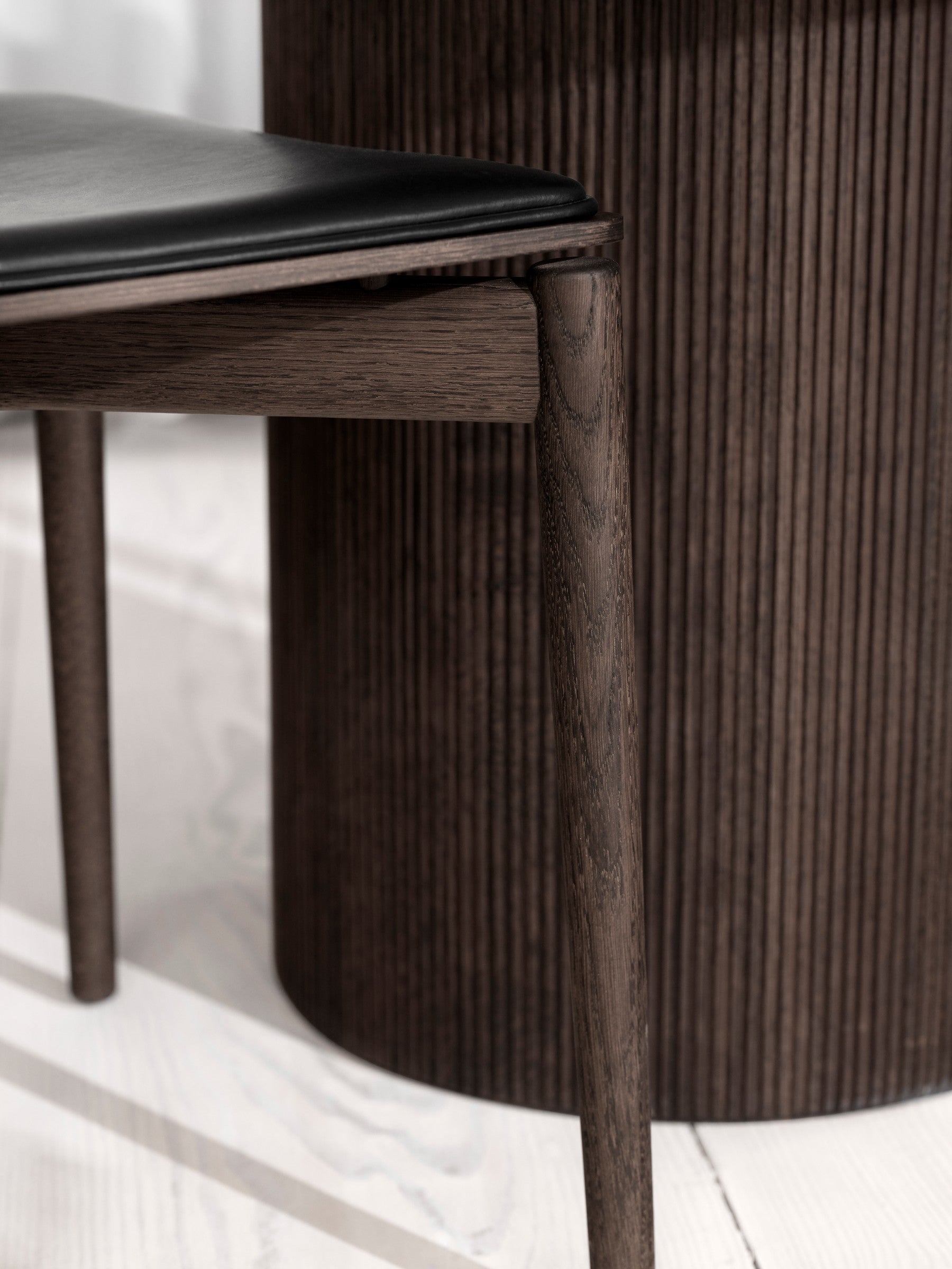 CABIN chair black leather with dark oak base [Antonina] [Amelia spr]