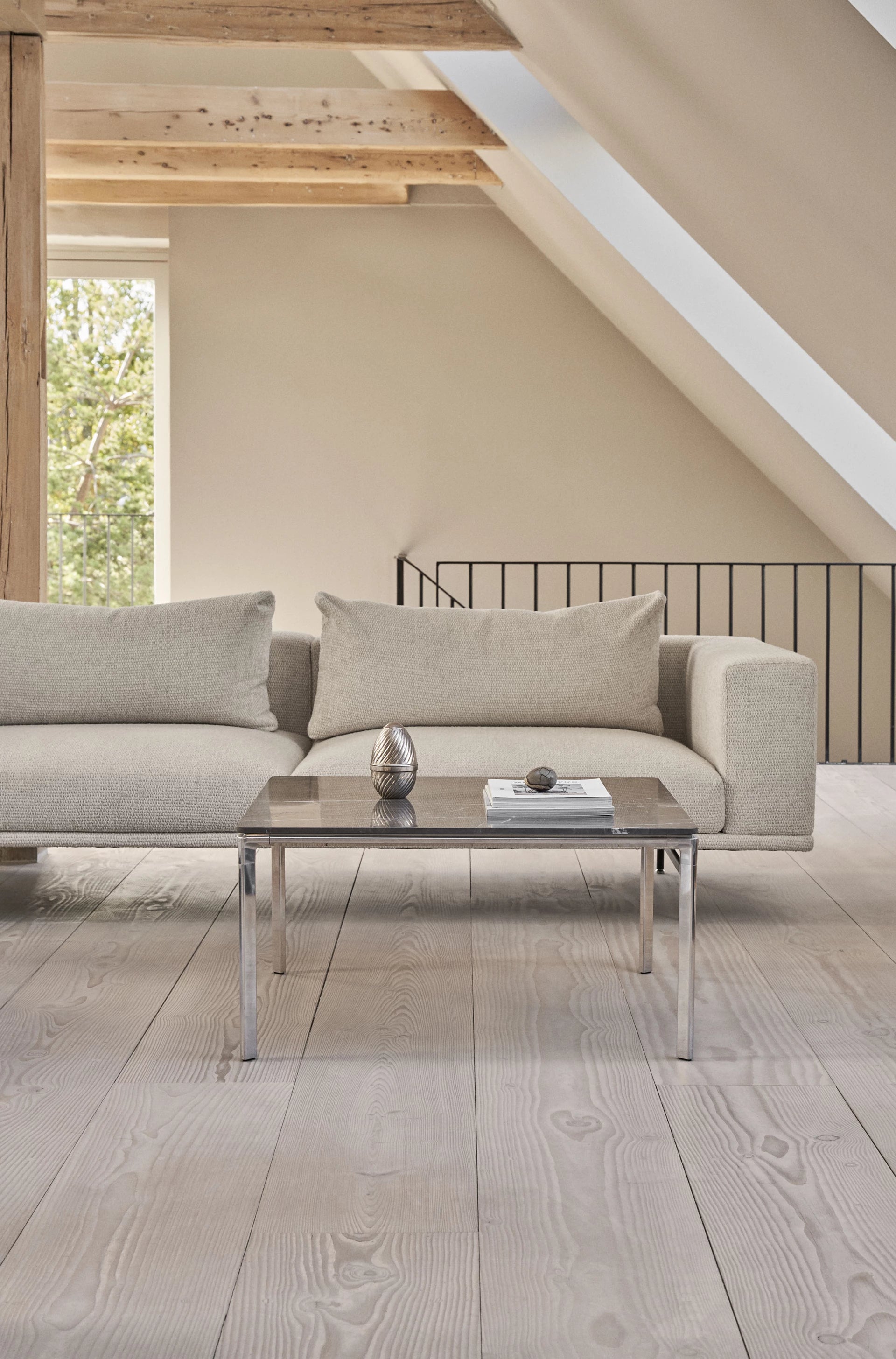 Sofa 2-osobová LOFT hnedá boucle so železnou základňou
