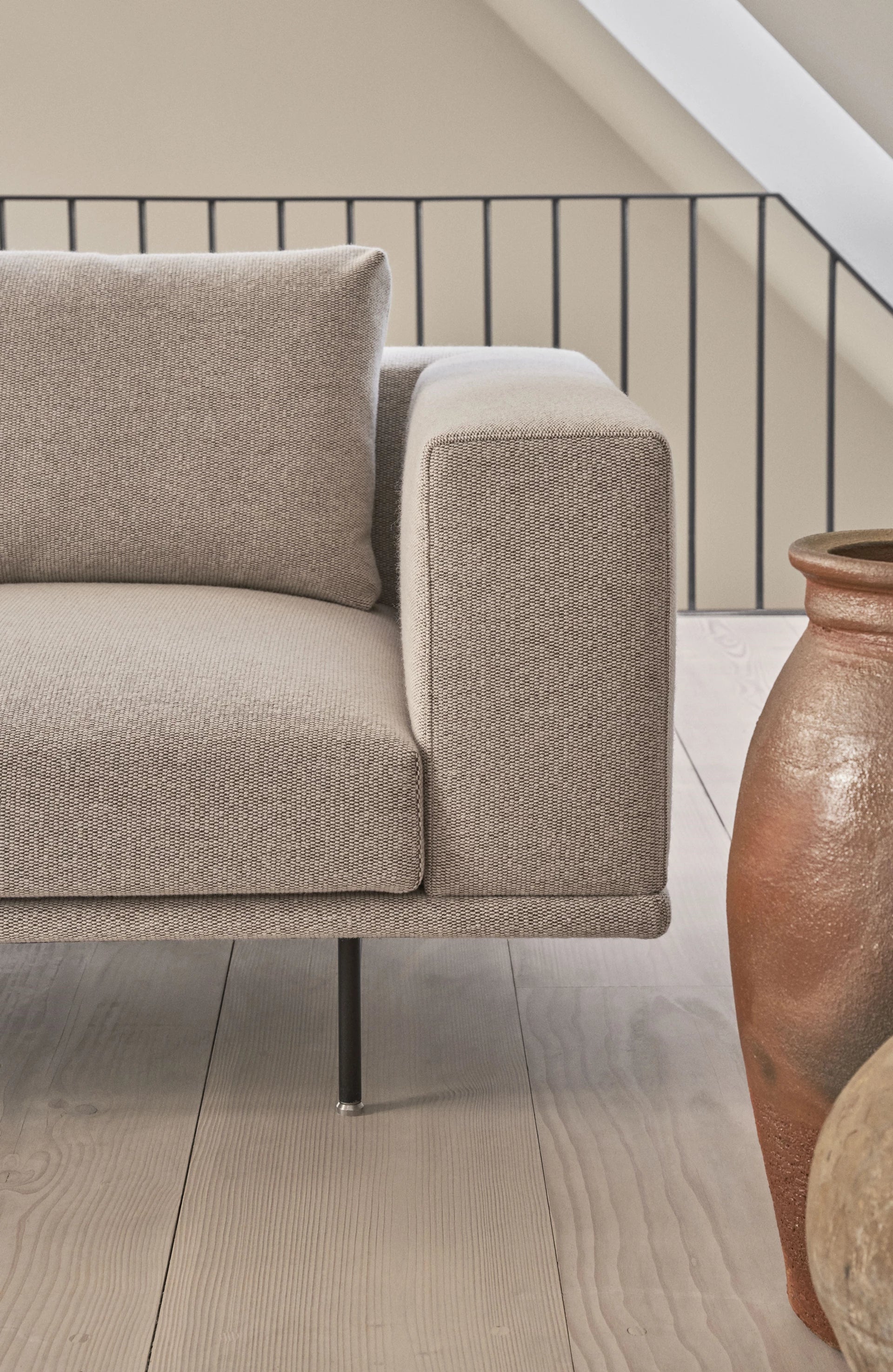 Sofa 2-osobová LOFT hnedá boucle so železnou základňou