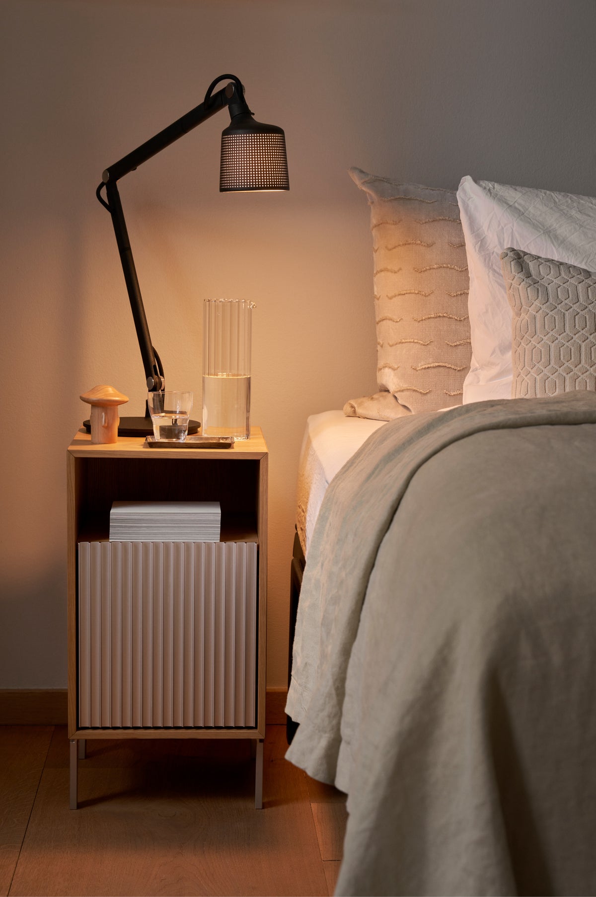 Nočná skrinka 672 dýha z dubu s hliníkom