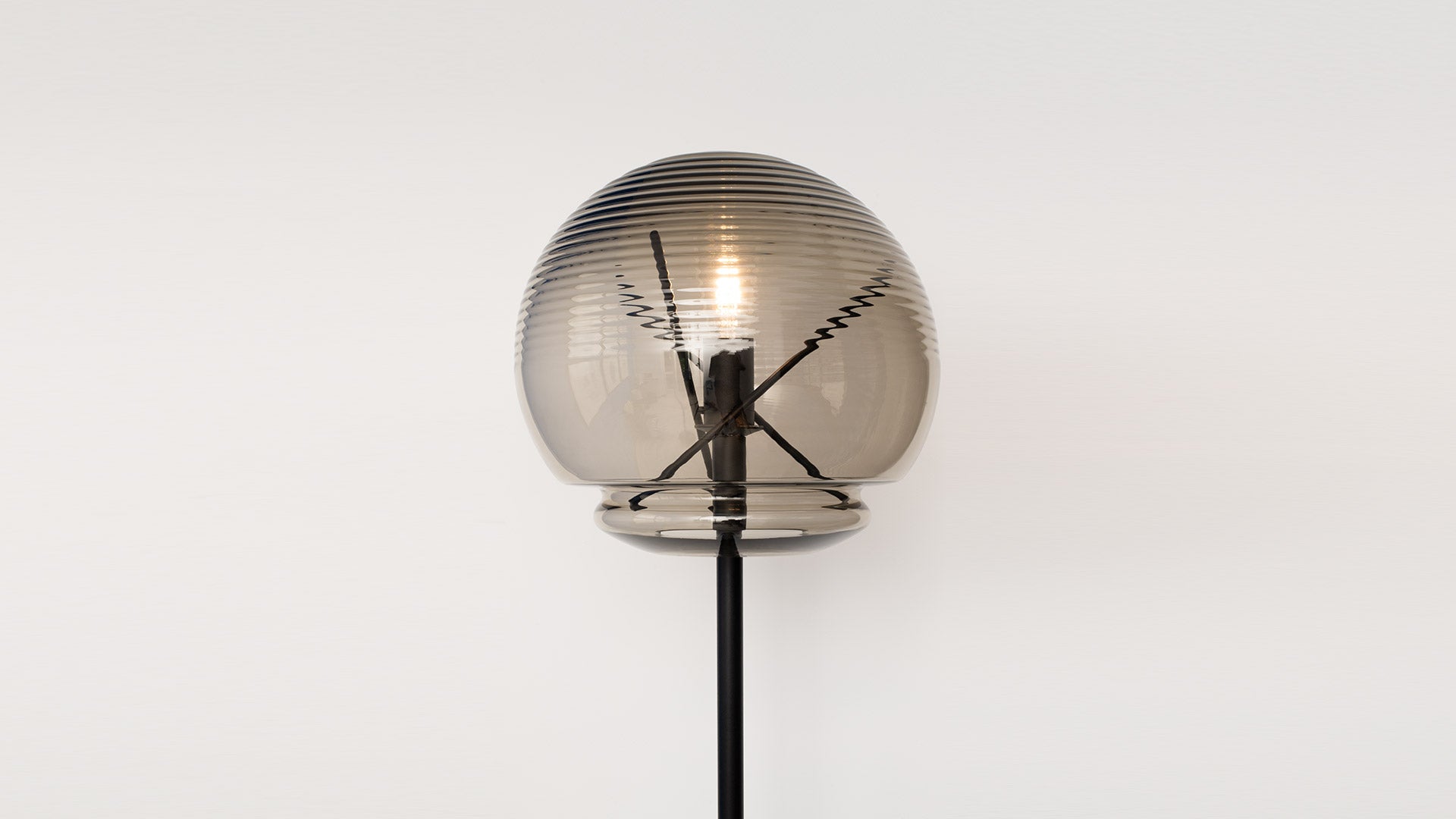 Stojaca lampa VITRUVIO čierna so skleneným tienidlo