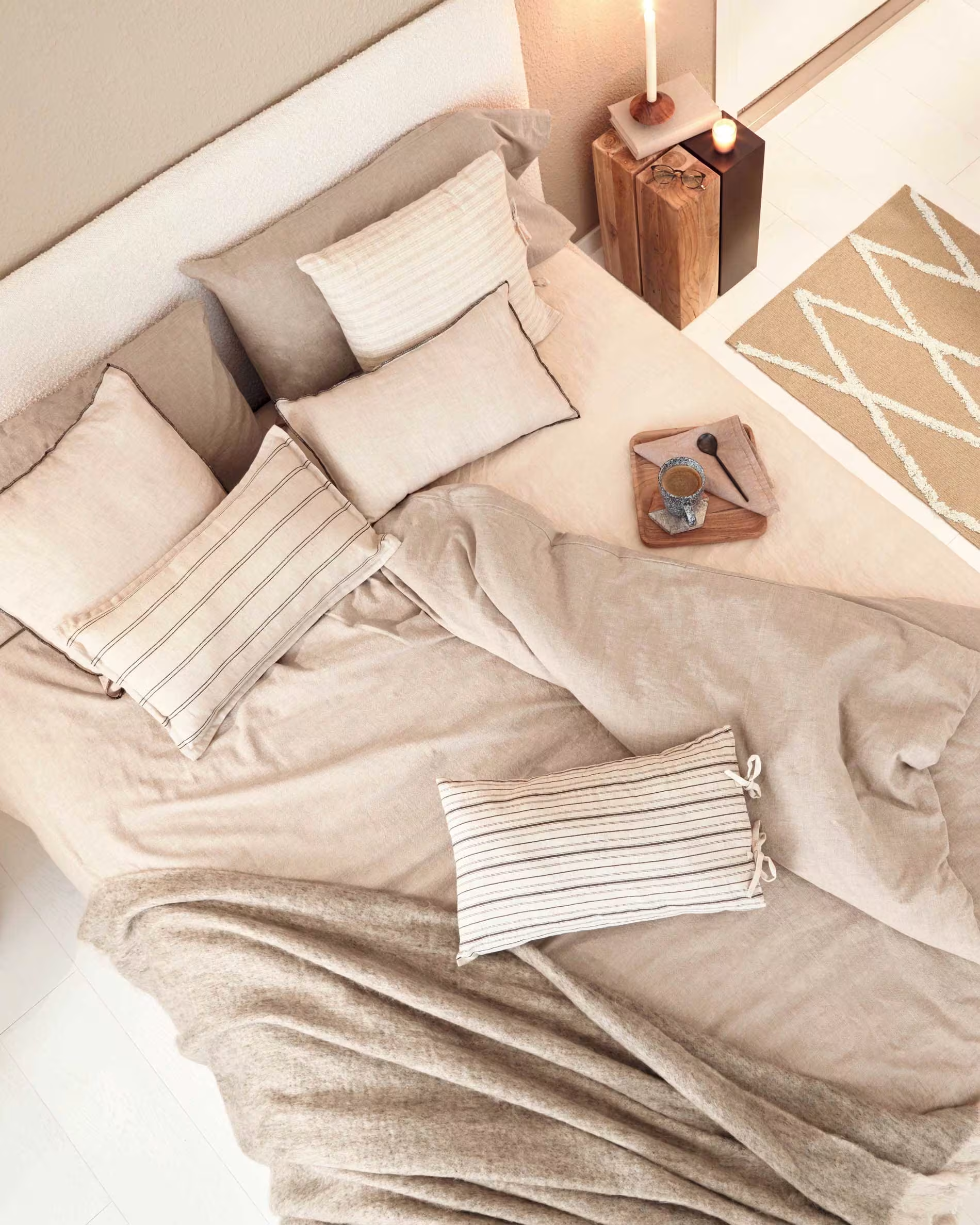 Łóżko DYLA biały boucle La Forma    Eye on Design