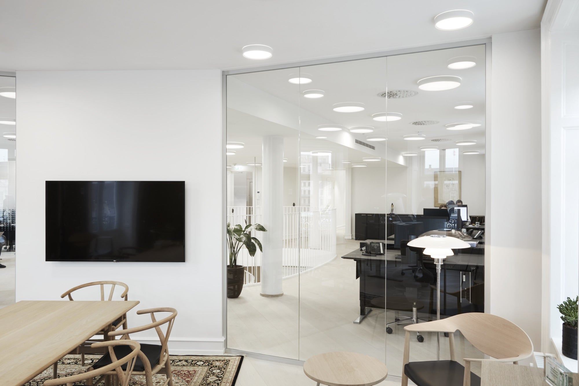 Stojaca lampa PH 3½-2½ biela s chrómovým podstavcom