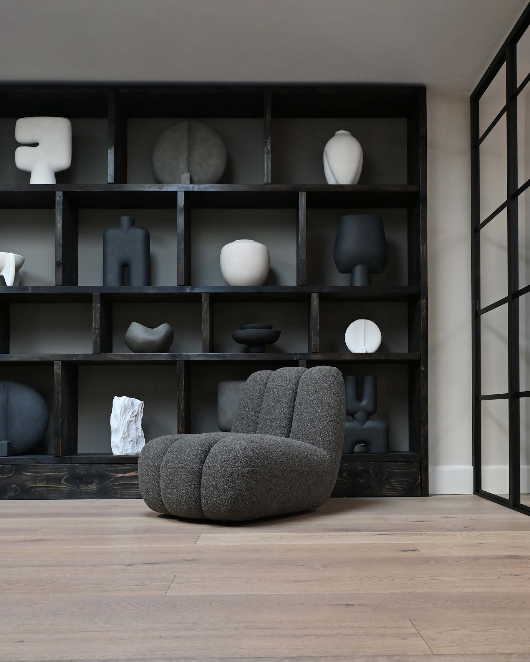 Fotel TOE šedo-hnedý bouclé