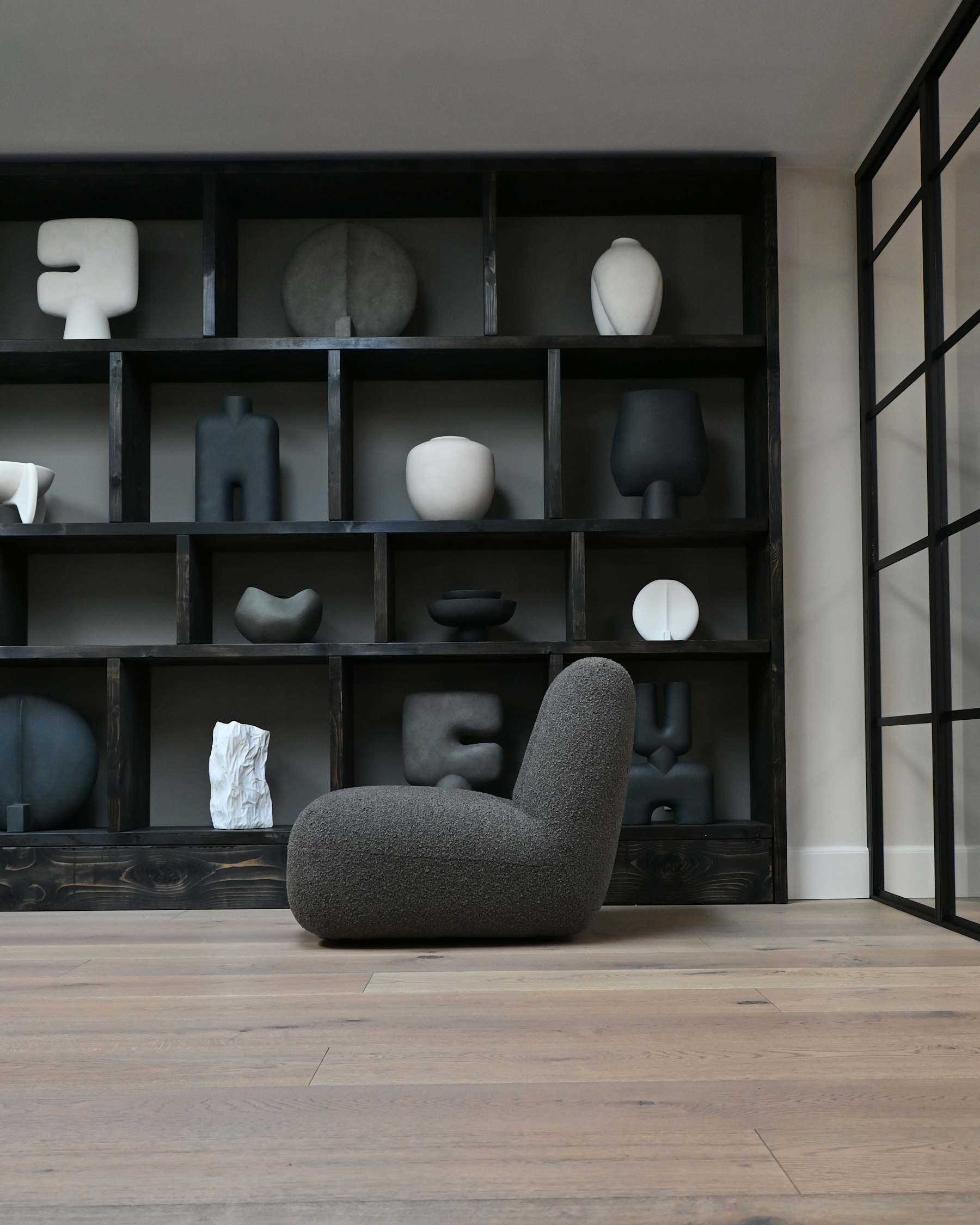 Fotel TOE šedo-hnedý bouclé