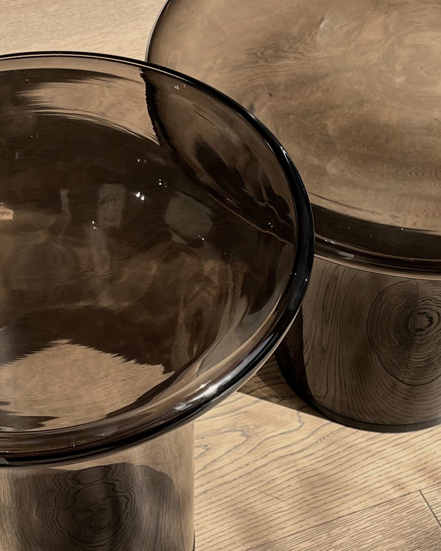 Bočný stolík TRUMPET dymové sklo