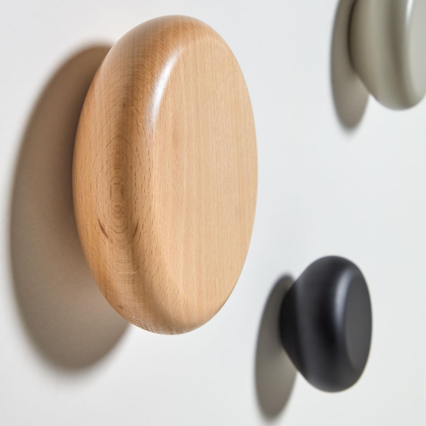 Zestaw wieszaków NADUE kolorowy La Forma    Eye on Design