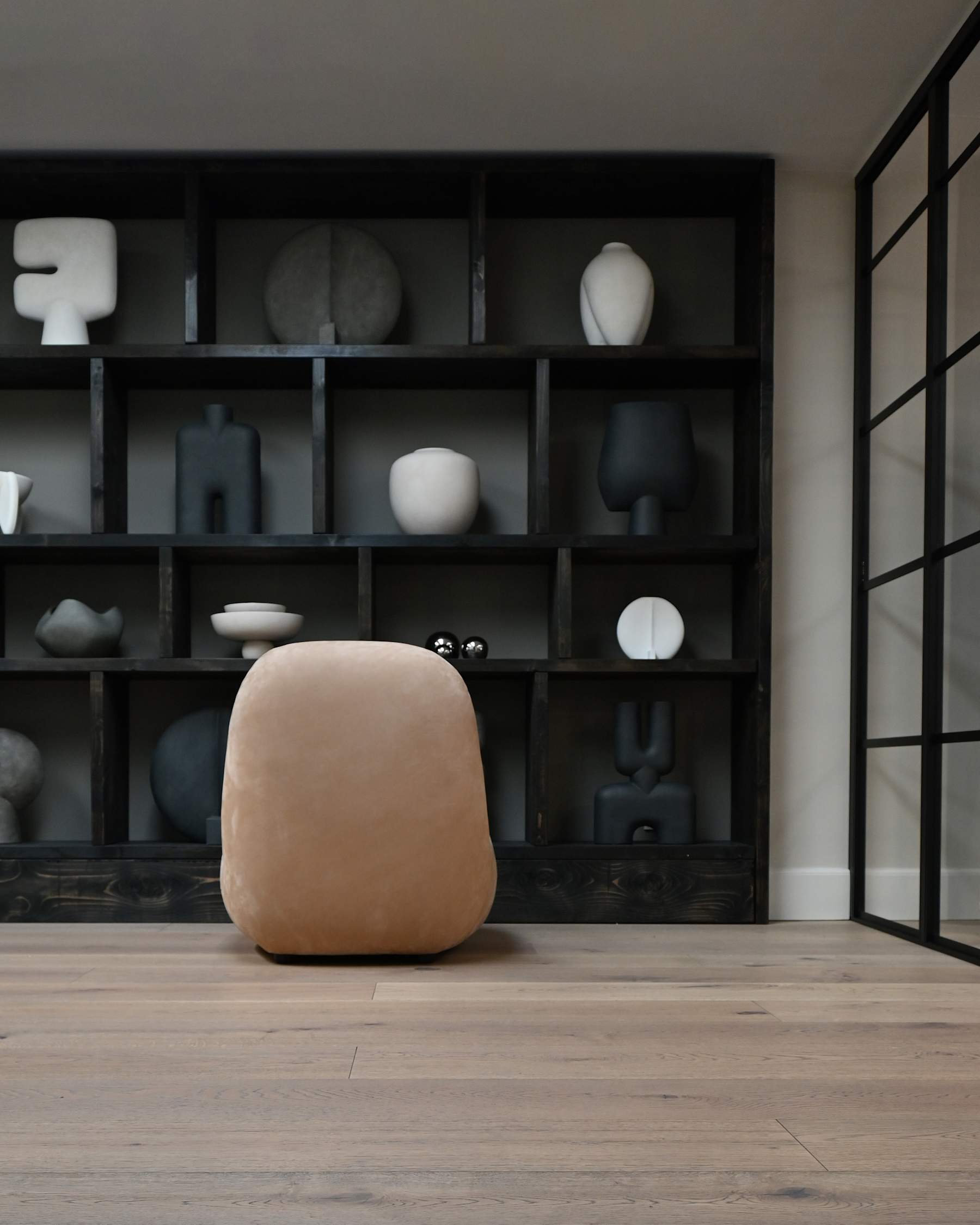 Fotel bez podložiek TOE FLAT béžová nubuková koža